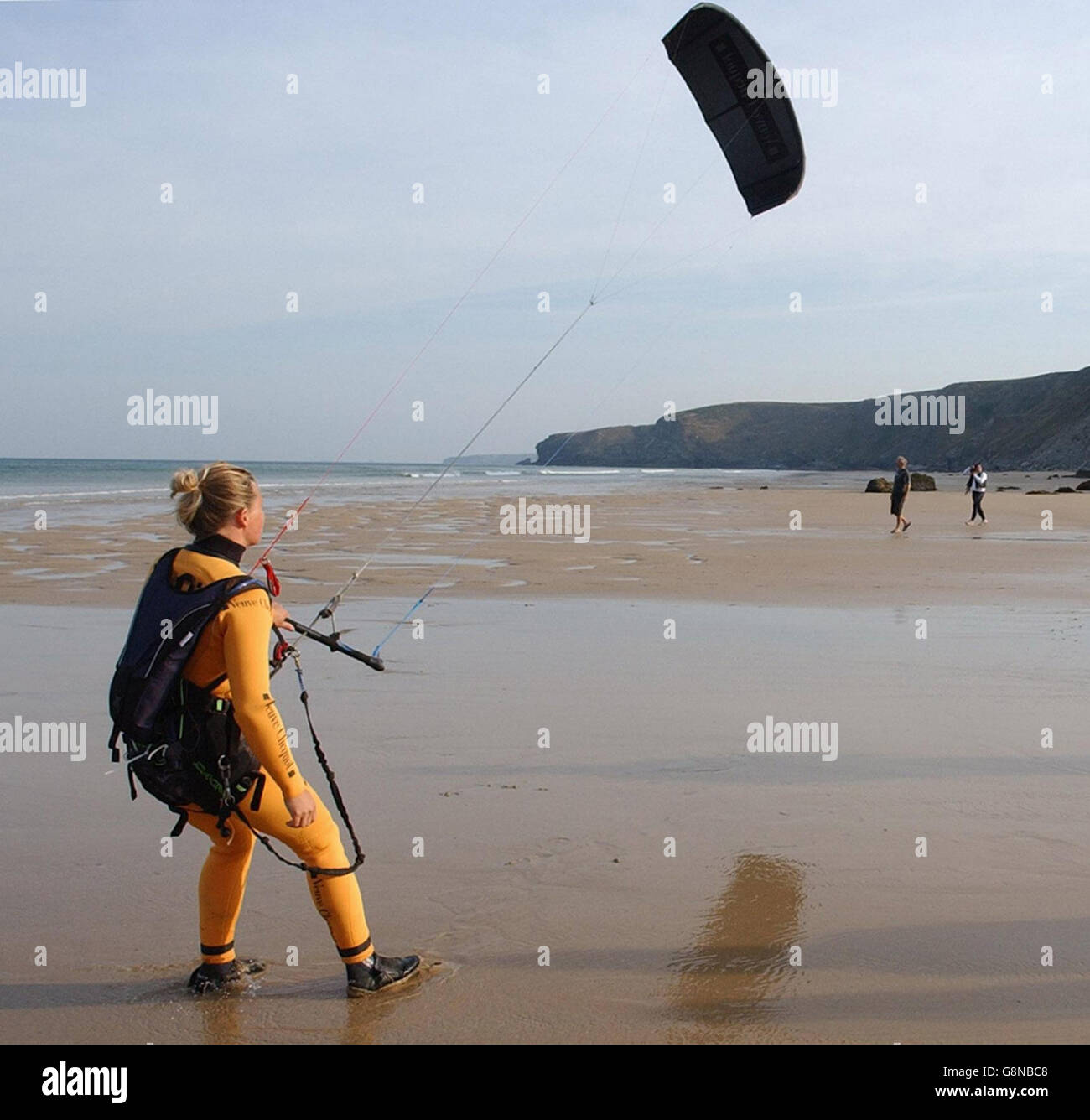 Andreya Wharry beginnt ihren Versuch, 135 Meilen bis zur Grafschaft Waterford in Irland vom Strand in Watergate Bay in der Nähe von Newquay, Cornwall, am Samstag, den 3. September 2005 zu kiten. Siehe PA Geschichte MEER Kitesurf. DRÜCKEN Sie VERBANDSFOTO. Bildnachweis sollte lauten: Barry Batchelor/PA Stockfoto