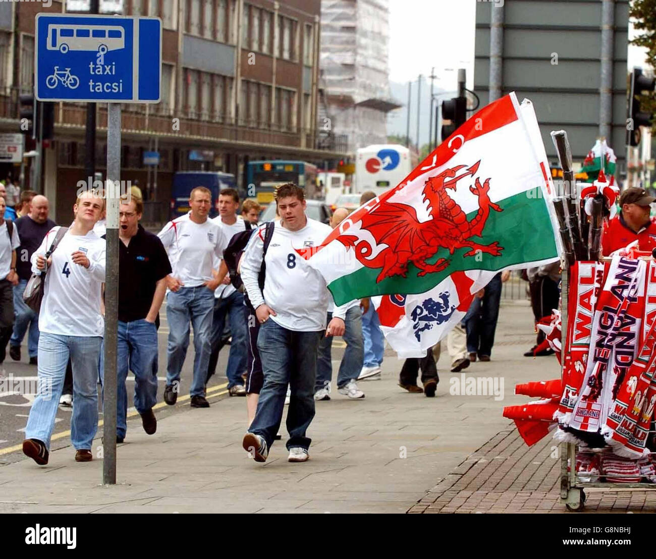 Fußballfans kommen am Samstag, den 3. September 2005, im Millennium