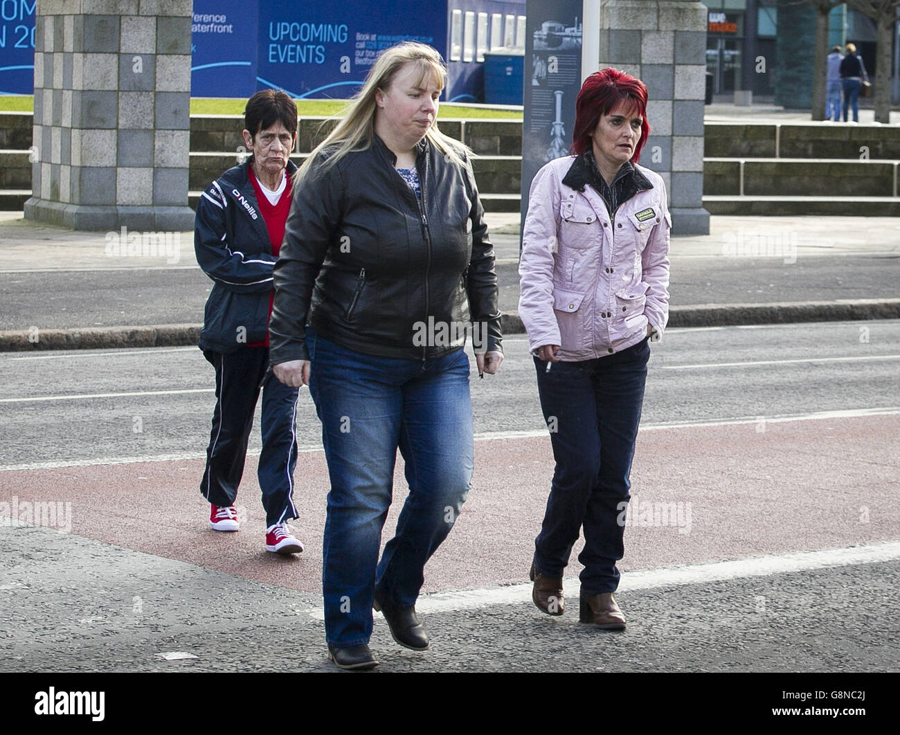 Donna Quinn (rechts) und ihre Mutter Patricia Quinn (links) kommen mit einer nicht identifizierten Frau im Laganside Court Complex in Belfast an, wo die Arlene Arkinson-Mordinquest fortgesetzt wird. Stockfoto