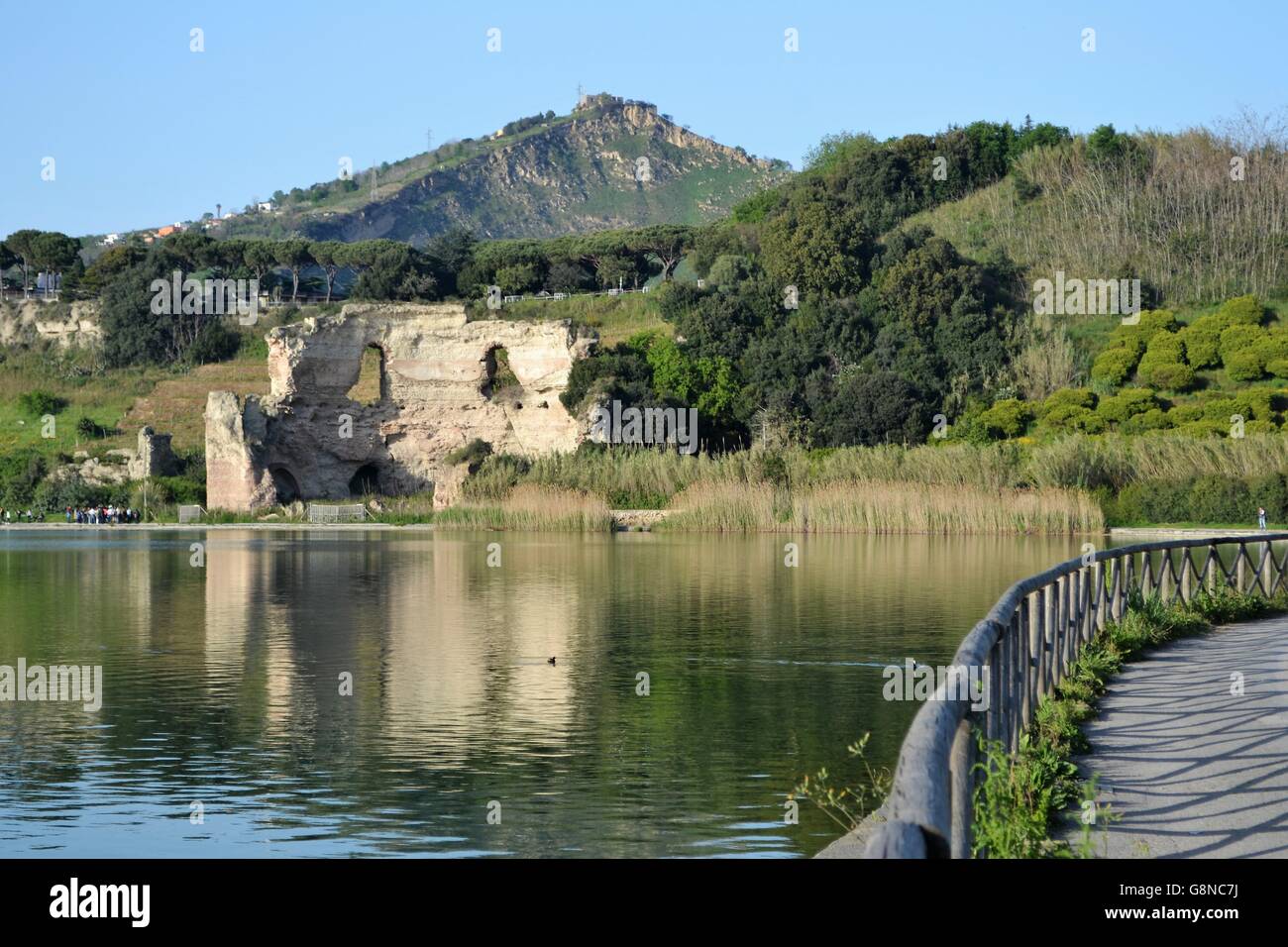 Tempio di Apollo Riflesso Nelle Acque del Lago D'Averno Stockfoto