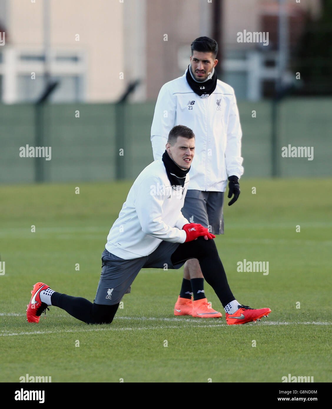 Liverpool gegen FC Augsburg - UEFA Europa League - Runde 32 - zweite Etappe - Liverpool Training Session - Melwood Training Center. Liverpools Emre Can (rechts) und Martin Skrtel während einer Trainingseinheit im Melwood Training Center, Liverpool. Stockfoto