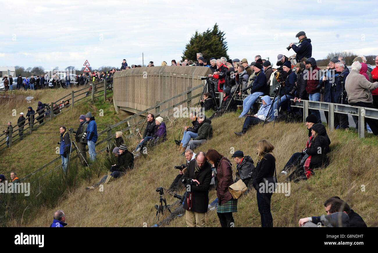 Die Menschenmassen an der Colton Junction bei York warten darauf, dass der Flying Scotsman nach einer zehnjährigen Umrüstung von £4.2 Millionen von London seinen ersten Lauf übergibt. Stockfoto