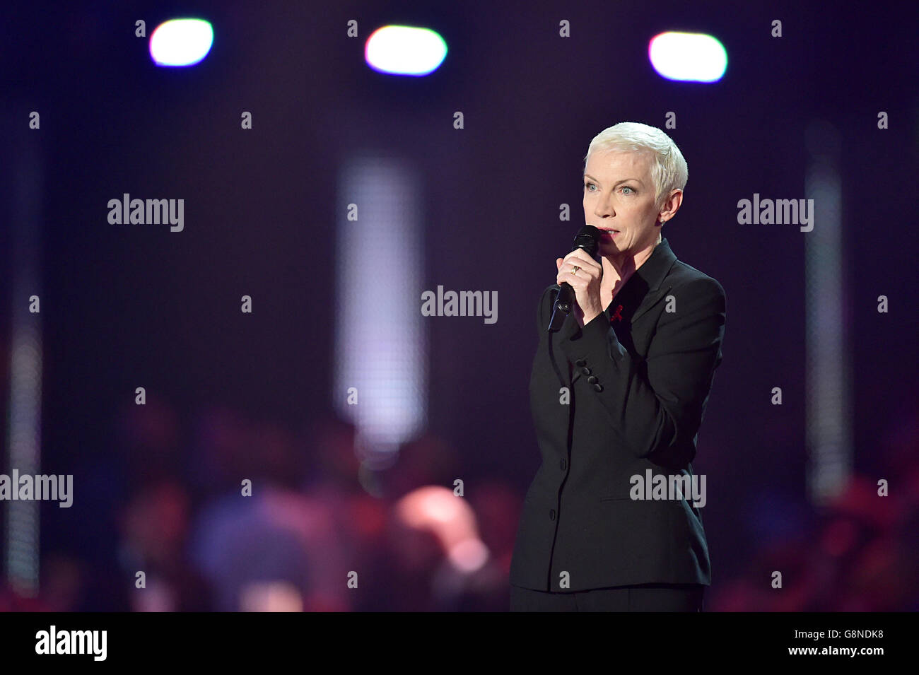 Brit Awards 2016 - Show - London. Annie Lennox würdigt David Bowie auf der Bühne während der Brit Awards 2016 in der O2 Arena, London. Stockfoto