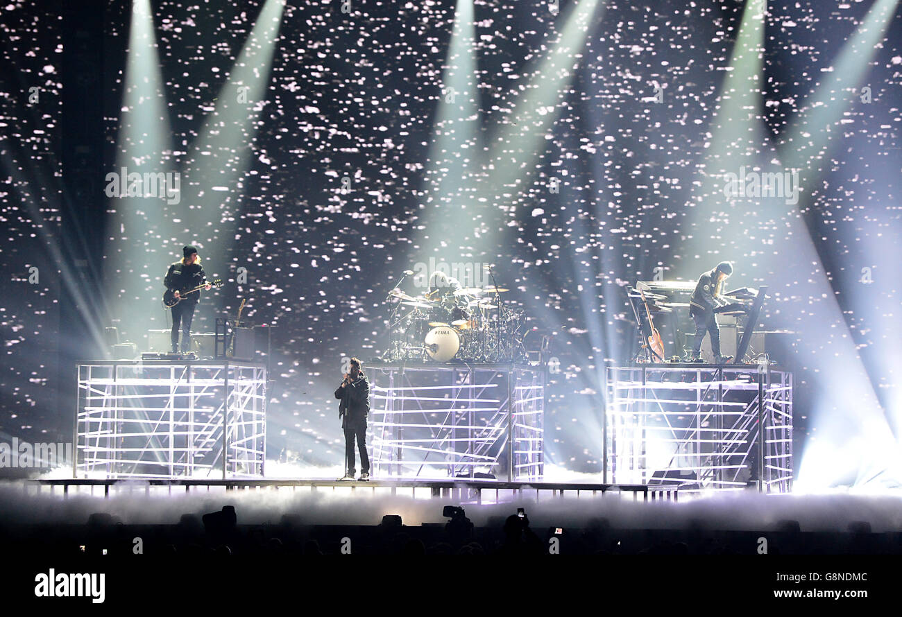 Brit Awards 2016 - Show - London. Die Weeknd treten während der Brit Awards 2016 in der O2 Arena, London, live auf der Bühne auf. Stockfoto