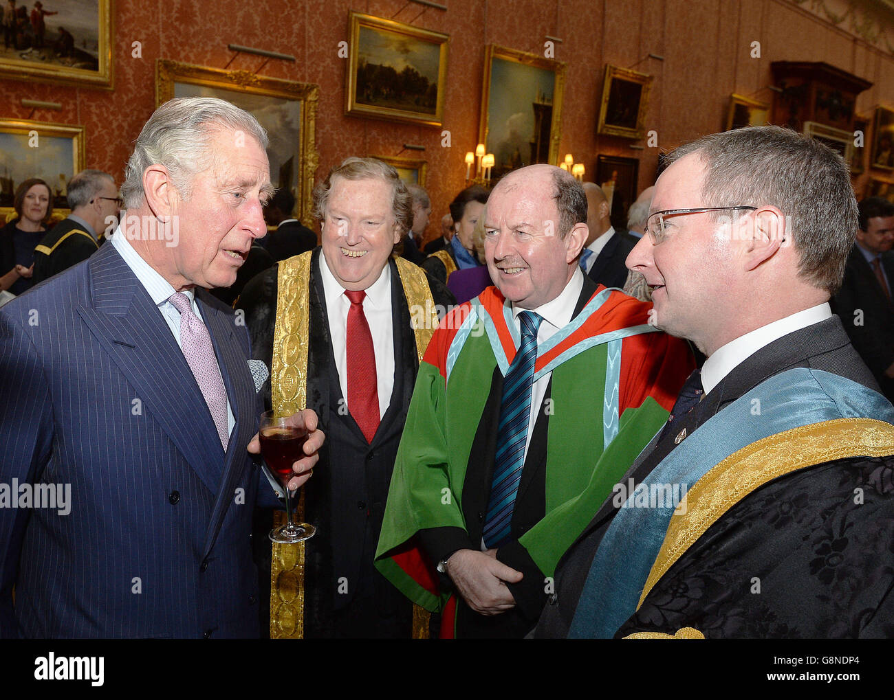 Der Prinz von Wales im Gespräch mit (von links nach rechts) Tom Moran, Professor John McCanny und Professor Patrick Johnston bei einem Empfang nach der Verleihung der Queen's Anniversary Prizes für Hochschul- und Weiterbildung im Buckingham Palace, London. Stockfoto