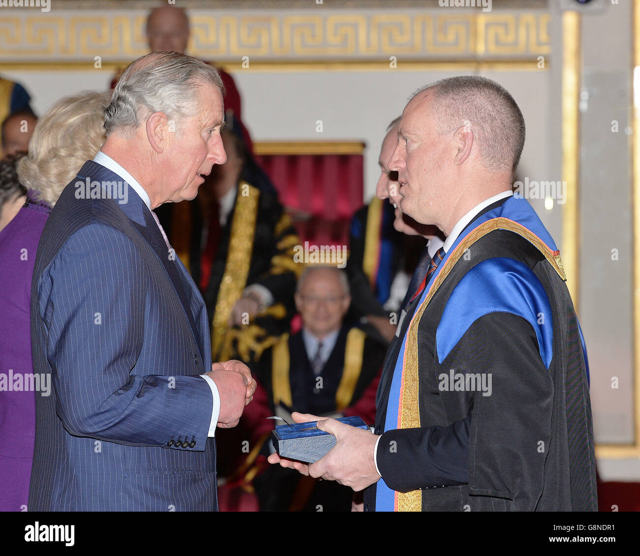 Der Prinz von Wales mit Michael Robbins vom Bridgewater College während der Verleihung der Queens Anniversary Prizes für höhere und weiterführende Bildung im Rahmen einer Zeremonie im Buckingham Palace, London. Stockfoto