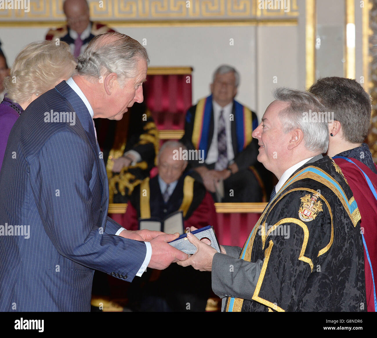 Der Prinz von Wales mit Professor Robert Cryan von der University of Huddersfield, bei der Verleihung der Queens Anniversary Prizes für höhere Bildung und Weiterbildung, bei einer Zeremonie im Buckingham Palace, London. Stockfoto