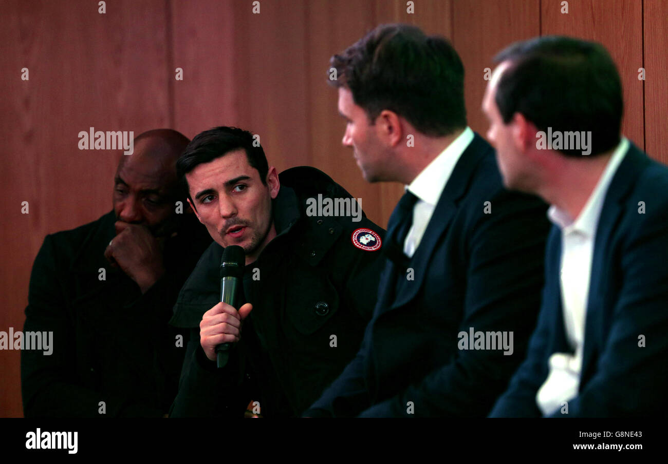 Anthony Crolla spricht während eines Fanforums im National Football Museum, Manchester, mit dem Panel. Stockfoto