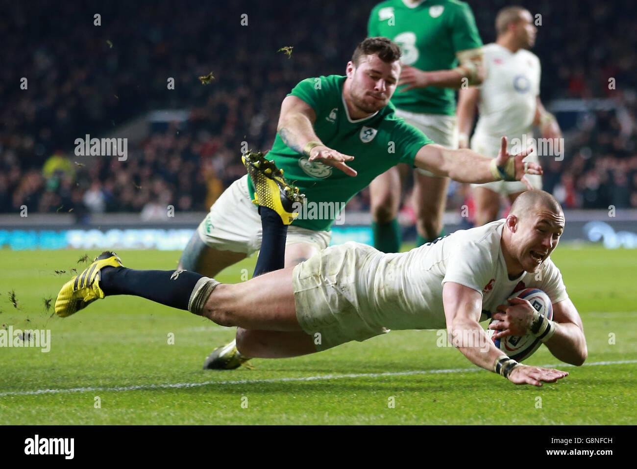 England gegen Irland - 2016 RBS Six Nations - Twickenham Stadium. Der Engländer Mike Brown erzielt beim RBS Six Nations-Spiel 2016 im Twickenham Stadium, London, den zweiten Versuch seiner Spielmannschaft. Stockfoto