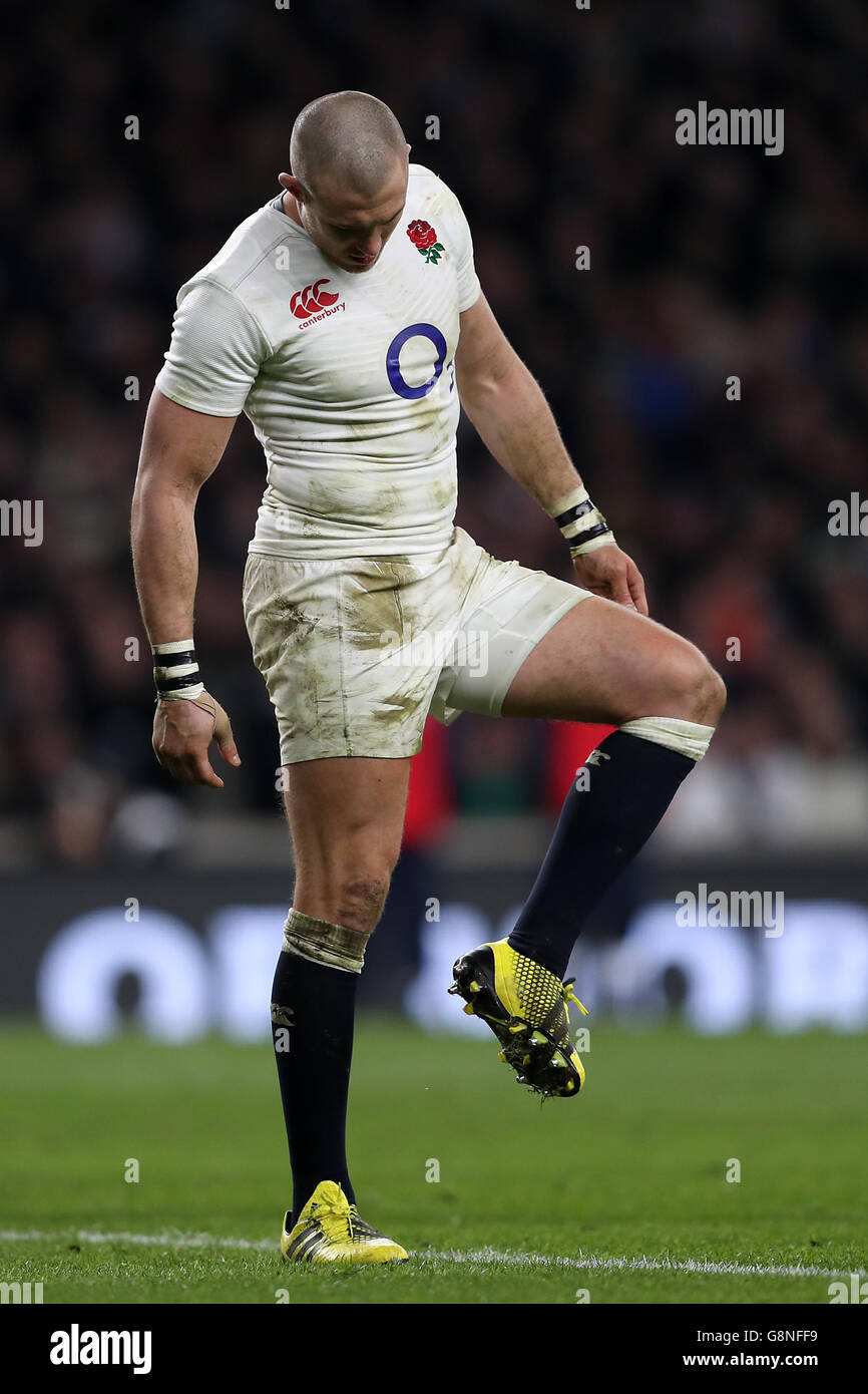 Der Engländer Mike Brown beim RBS Six Nations-Spiel 2016 im Twickenham Stadium, London. DRÜCKEN SIE VERBANDSFOTO. Bilddatum: Samstag, 27. Februar 2016. Siehe PA Story RUGBYU England. Bildnachweis sollte lauten: David Davies/PA Wire. Stockfoto