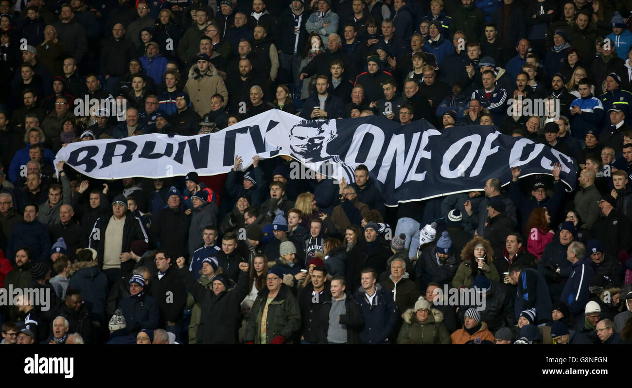 West Bromwich Albion-Fans halten während des Spiels der Barclays Premier League im Hawthorns, West Bromwich, ein Banner, das ihrem Spieler Chris Brunt gewidmet ist. Stockfoto