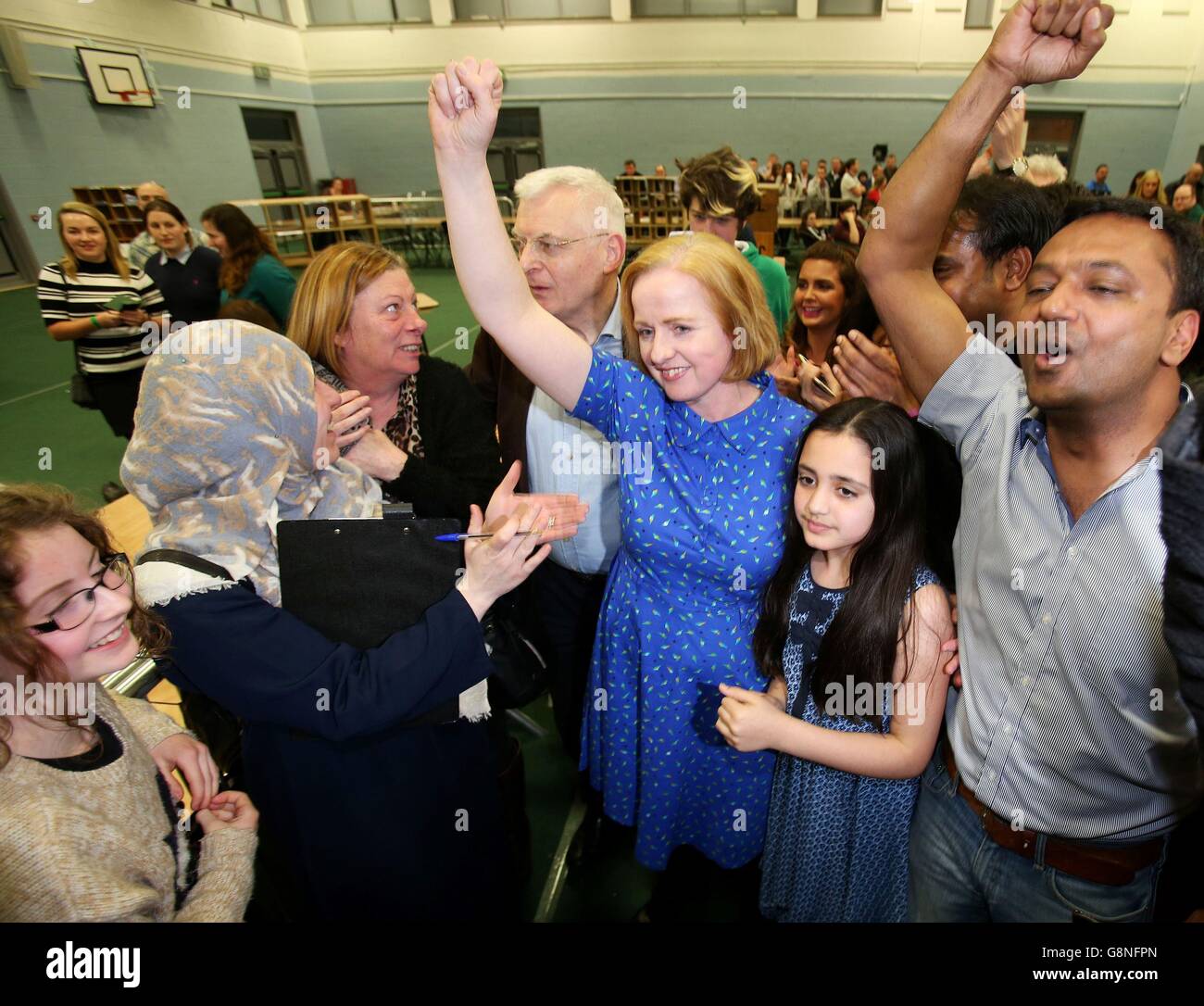 Anti-Austerity Alliance TD Ruth Coppinger feiert mit ihrer Tochter Sarah, 10, und ihrem Mann Imran Siddiq, nachdem sie im Wahlkreis Dublin West gewählt wurde, nach der Zählung im Phibblestown Gemeindezentrum, Dublin, während der irischen Parlamentswahlen. Stockfoto