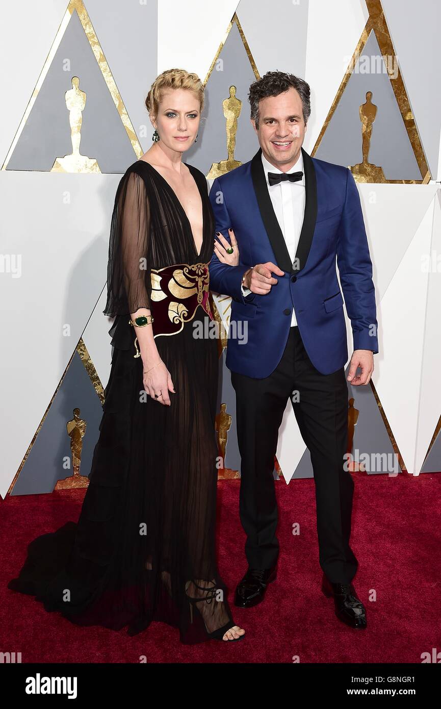 Mark Ruffalo und seine Frau Sunrise Coigney kommen bei den 88. Academy Awards im Dolby Theater in Hollywood, Los Angeles, CA, USA, am 28. Februar 2016. Stockfoto
