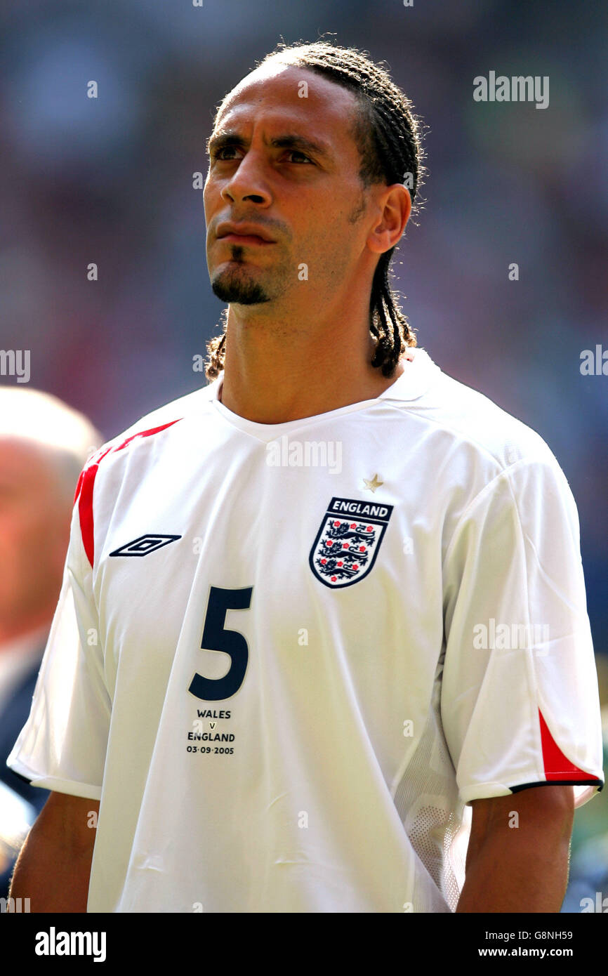 Fußball - FIFA Fußball-Weltmeisterschaft 2006 Qualifikation - Gruppe sechs - Wales gegen England - Millennium Stadium. Rio Ferdinand, England Stockfoto