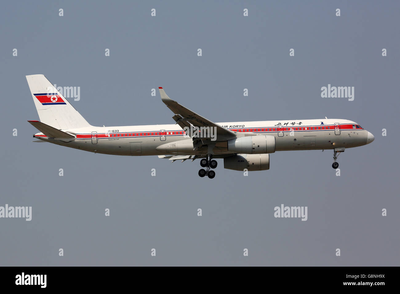 Beijing, China - 21. Mai 2016: Ein Air Koryo Tupolew Tu-204-Flugzeug mit der Registrierung P-633 nähert sich Beijing International Stockfoto