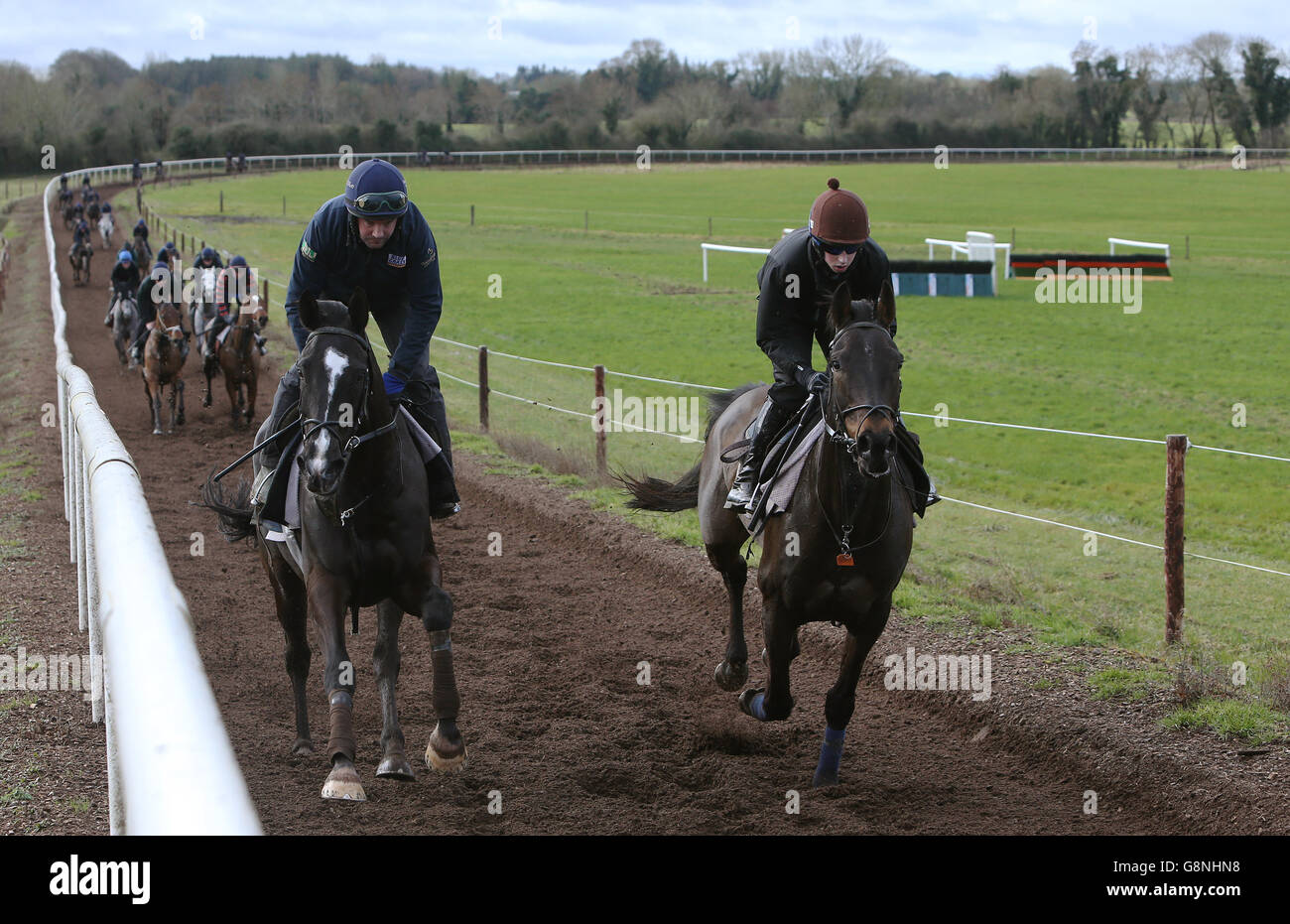 Don Kosaken und Simon McGonagle (links) mit No More Heroes und Bryan Cooper im Galopp bei einem Besuch in Gordon Elliotts Ställen im Cullentra House, Longwood, Irland. Stockfoto