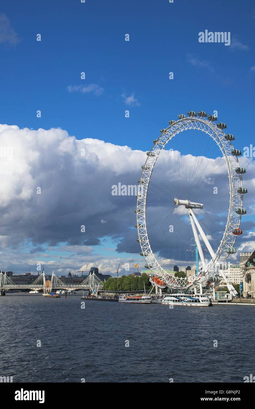 Themse, London Eye und die City Hall, South Bank, Sommer Sonne, London, England, UK, GB, Britische Inseln, Europa Stockfoto