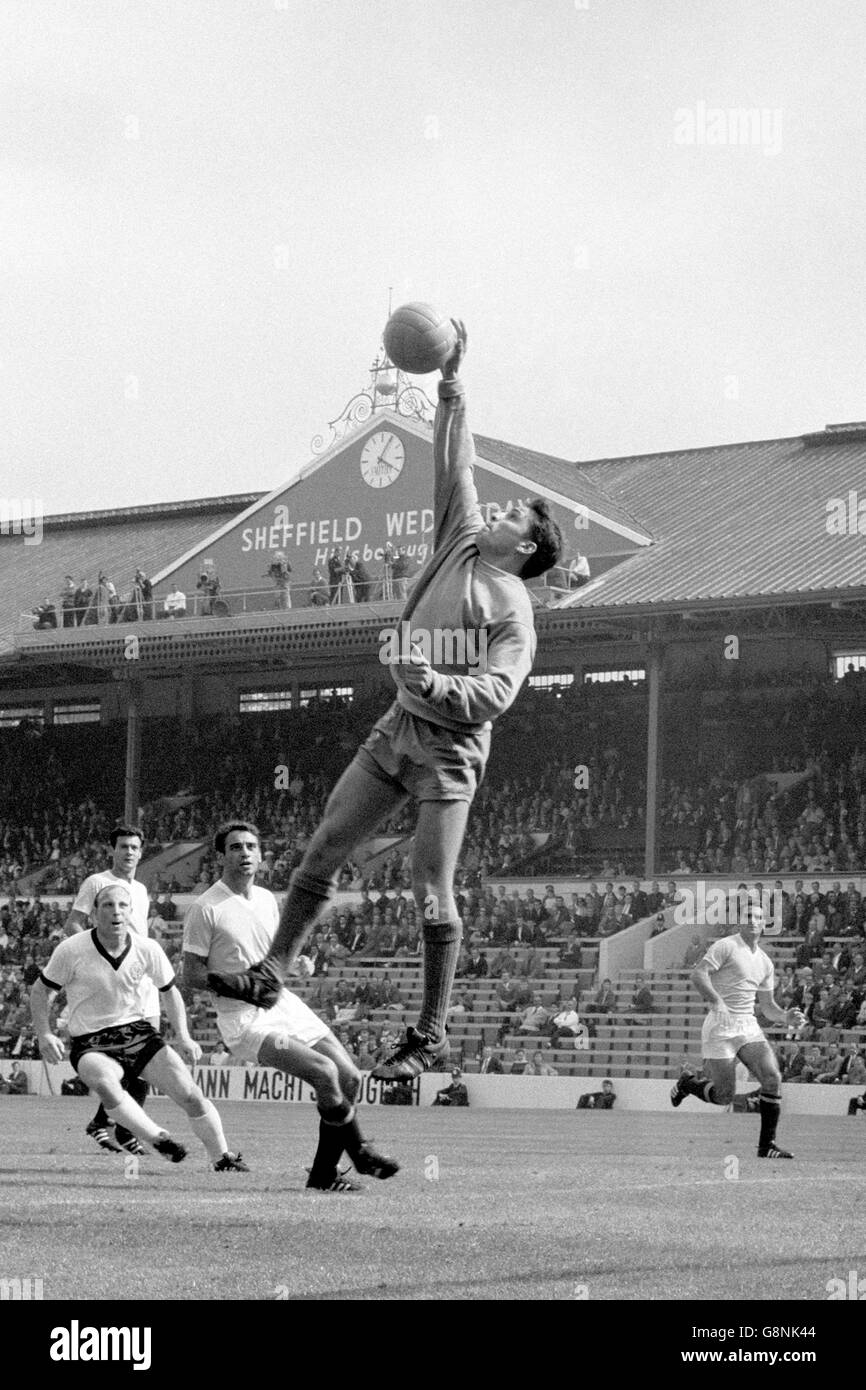 Fußball - Welt Cup England 1966 - Quarter Final - West Deutschland gegen Uruguay - Hillsborough Stockfoto