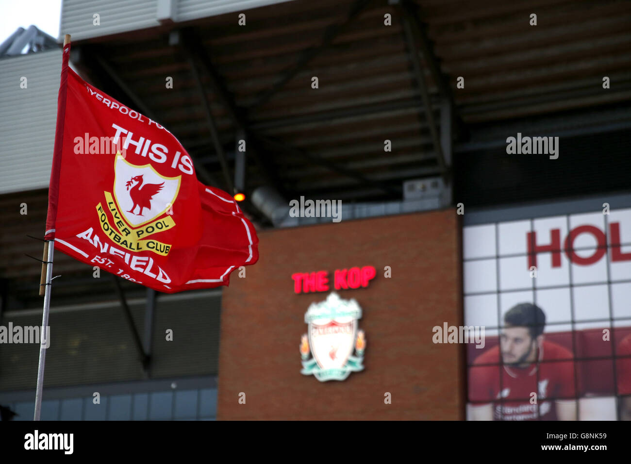 Liverpool gegen Manchester City - Barclays Premier League - Anfield. Vor dem Spiel der Barclays Premier League in Anfield, Liverpool, fliegt eine Liverpooler Flagge vor Anfield. Stockfoto