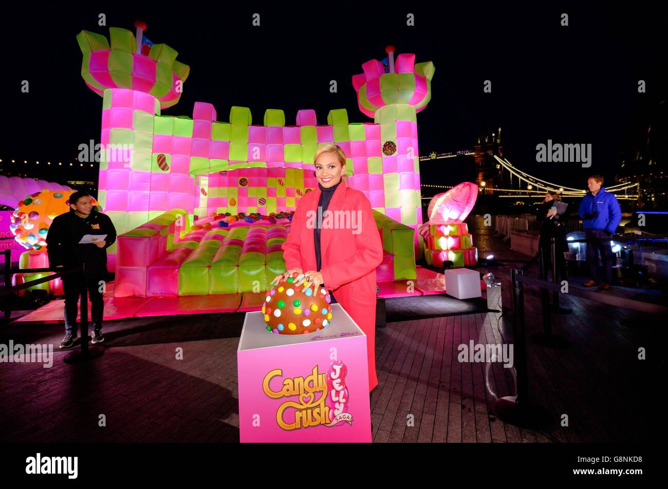 Alesha Dixon enthüllt eine Hüpfburg im Jelly-Stil nur für Erwachsene, die geschaffen wurde, um die Einführung von Candy Crush Jelly Saga zu feiern, die heute auf der Londoner Southbank für die Öffentlichkeit geöffnet ist. Stockfoto