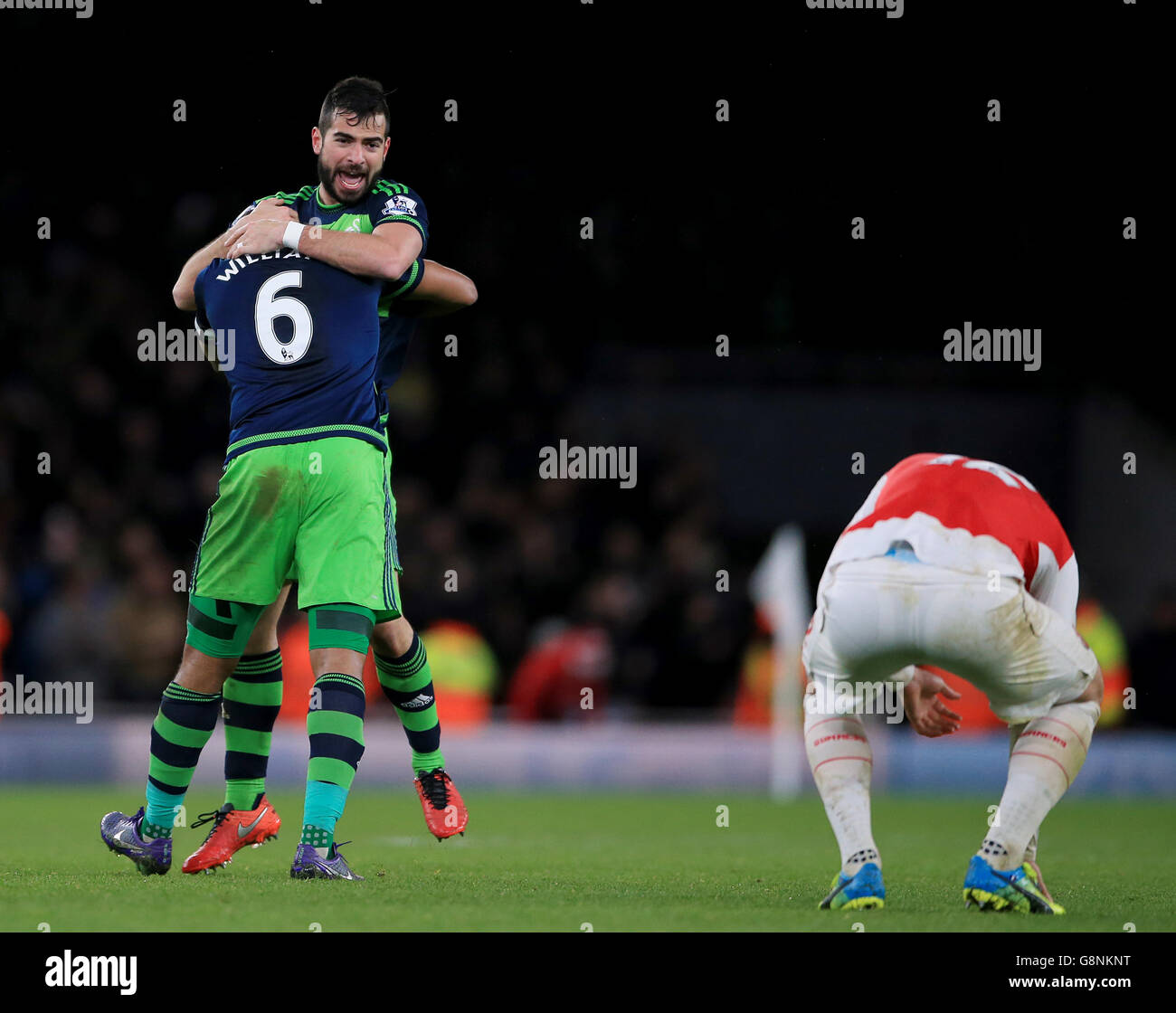 Ashley Williams (links) und Jordi Amat von Swansea City feiern den Sieg nach dem letzten Pfiff, während Arsenals Olivier Giroud (rechts) beim Barclays Premier League-Spiel im Emirates Stadium, London, links niedergeschlagen ist. Stockfoto