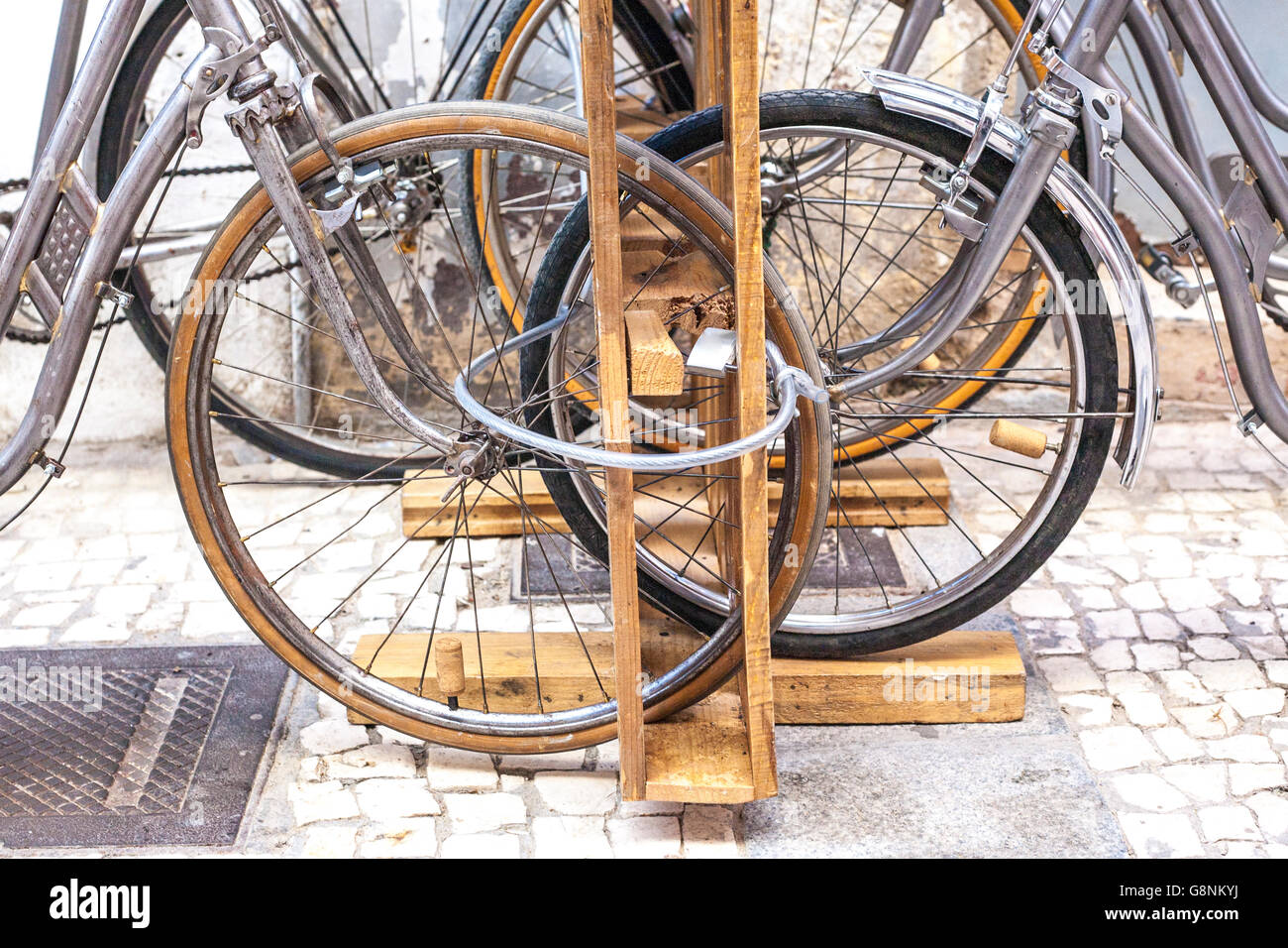 Reihe von geparkten Oldtimer Fahrräder Fahrräder in Altstadt zu vermieten. Räder sind gesperrt Stockfoto