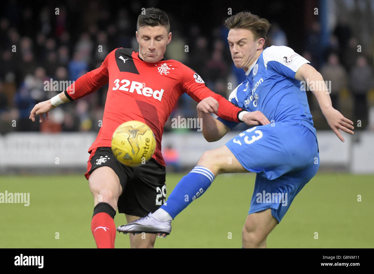 Der Jordan Marshall der Queen of the South und Michael O'Halloran der Rangers kämpfen während des Ladbrokes Scottish Championship-Spiels im Palmerston Park, Dunfries, um den Ball. Stockfoto