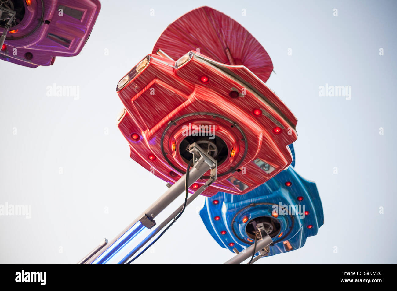 Vintage Schiff Platz Kirmes-Attraktion in der Abenddämmerung, Spanien Stockfoto