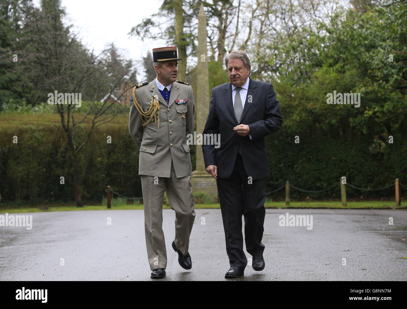 Colonel Antoine De Loustal (links), der Verteidigungsminister der französischen Botschaft in London und der Minister für Kulturerbe David Evennett besuchen die Gedenklandschaft Promenade de Verdun und den Obelisken in Croydon, die zu Ehren des hundertjährigen Bestehens der Schlacht von Verdun mit dem Grade-II-Status ausgezeichnet wurde. Stockfoto