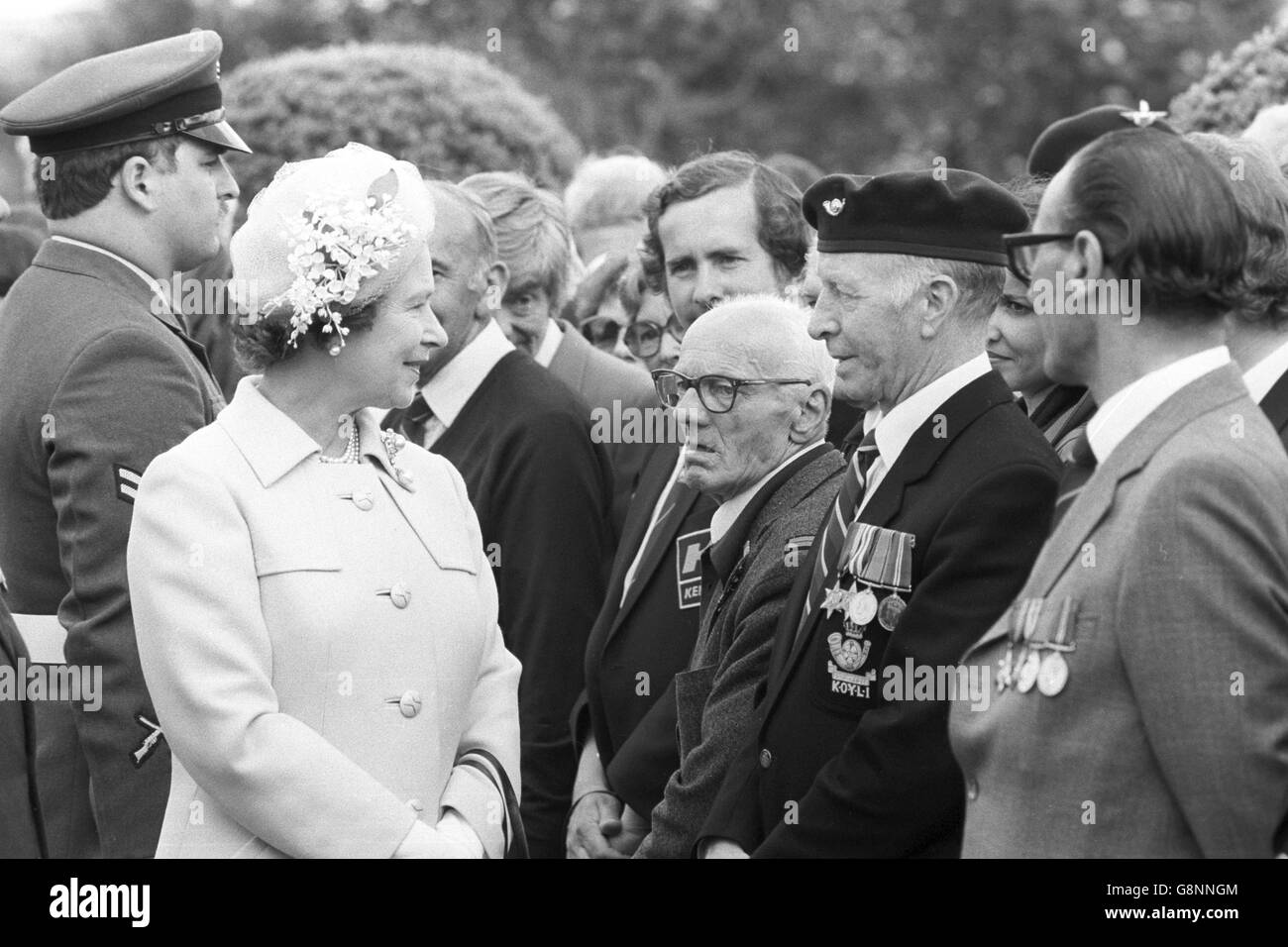 Königin Elizabeth II. Unterhielt sich während der Feierlichkeiten zum D-Day-Jahrestag mit Überlebenden der Landungen des D-Day auf dem British war Cemetery in Bayeux, Frankreich. Stockfoto