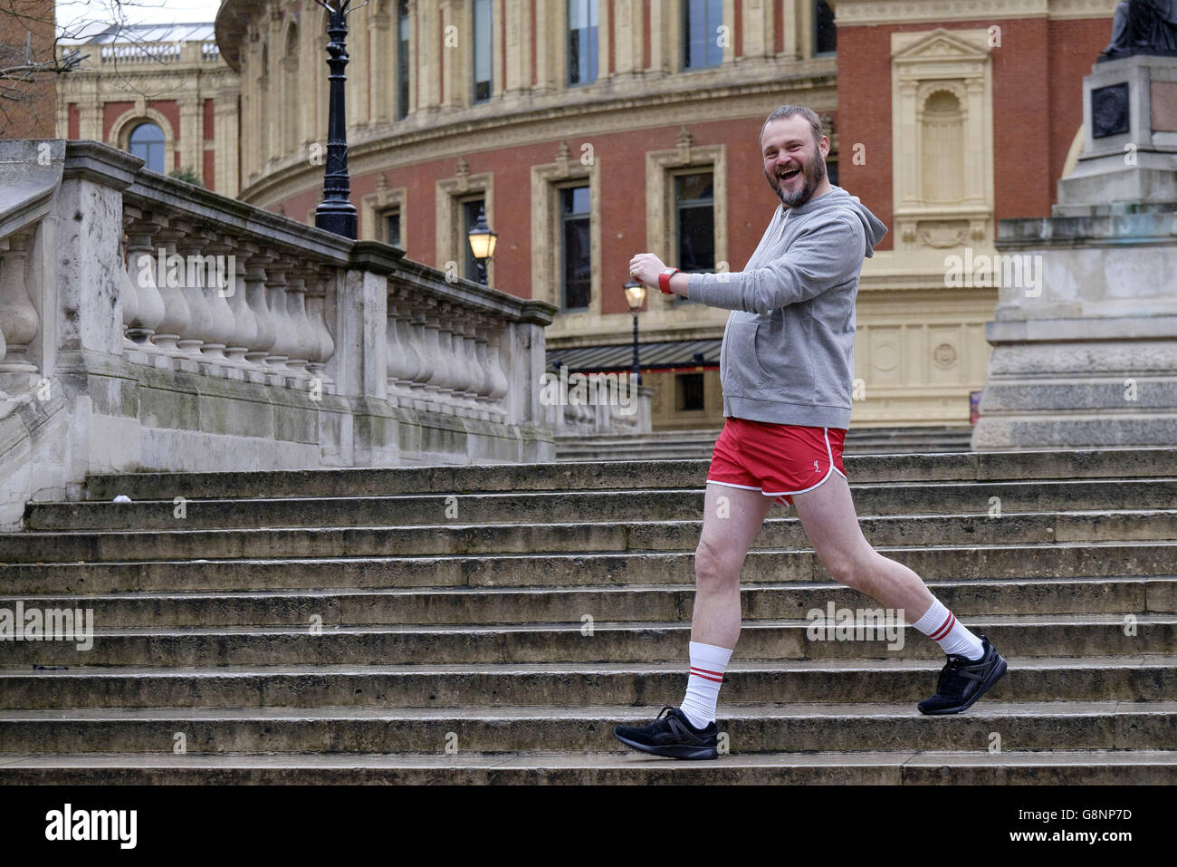 Al Murray unternimmt Schritte für immer als Teil der Fitbit Celebrity Step-a-thon, die &pound;100,000 für Sport Relief erhöhen will, auf den Stufen vor der Royal Albert Hall in London. Stockfoto