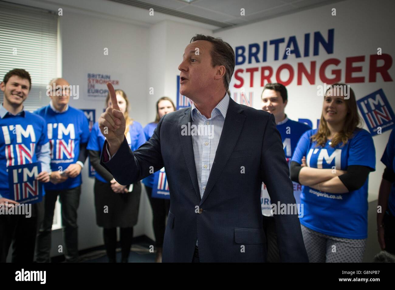 Premierminister David Cameron wendet sich vor einem Referendum über die Mitgliedschaft Großbritanniens in der EU an Arbeiter und Aktivisten am britischen Wahlkampfhauptsitz Stronger in Europe. Stockfoto