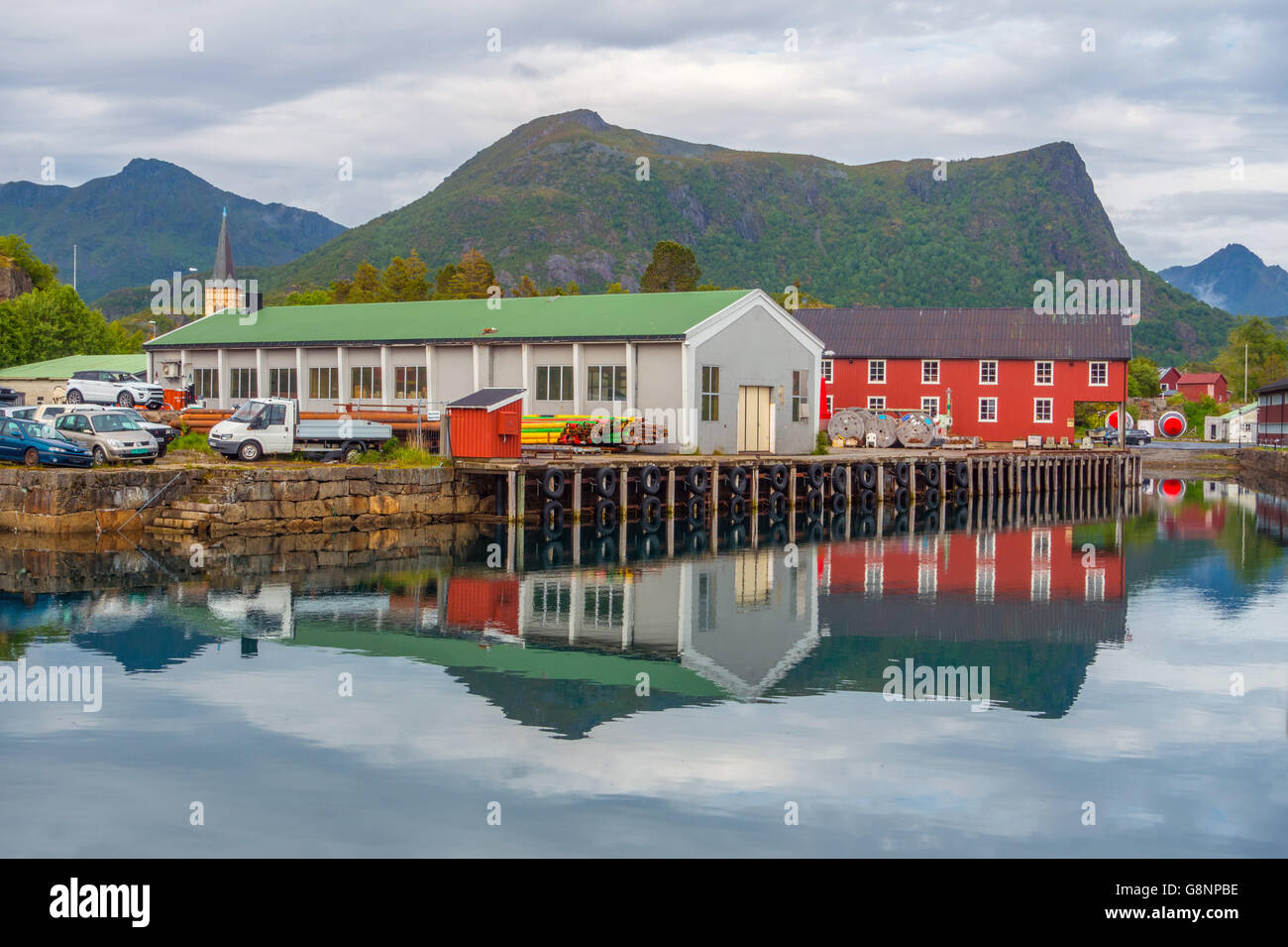 Holzbauten, Hafen und Relections bei Kabelvåg Lofoten-Inseln Norwegen Stockfoto