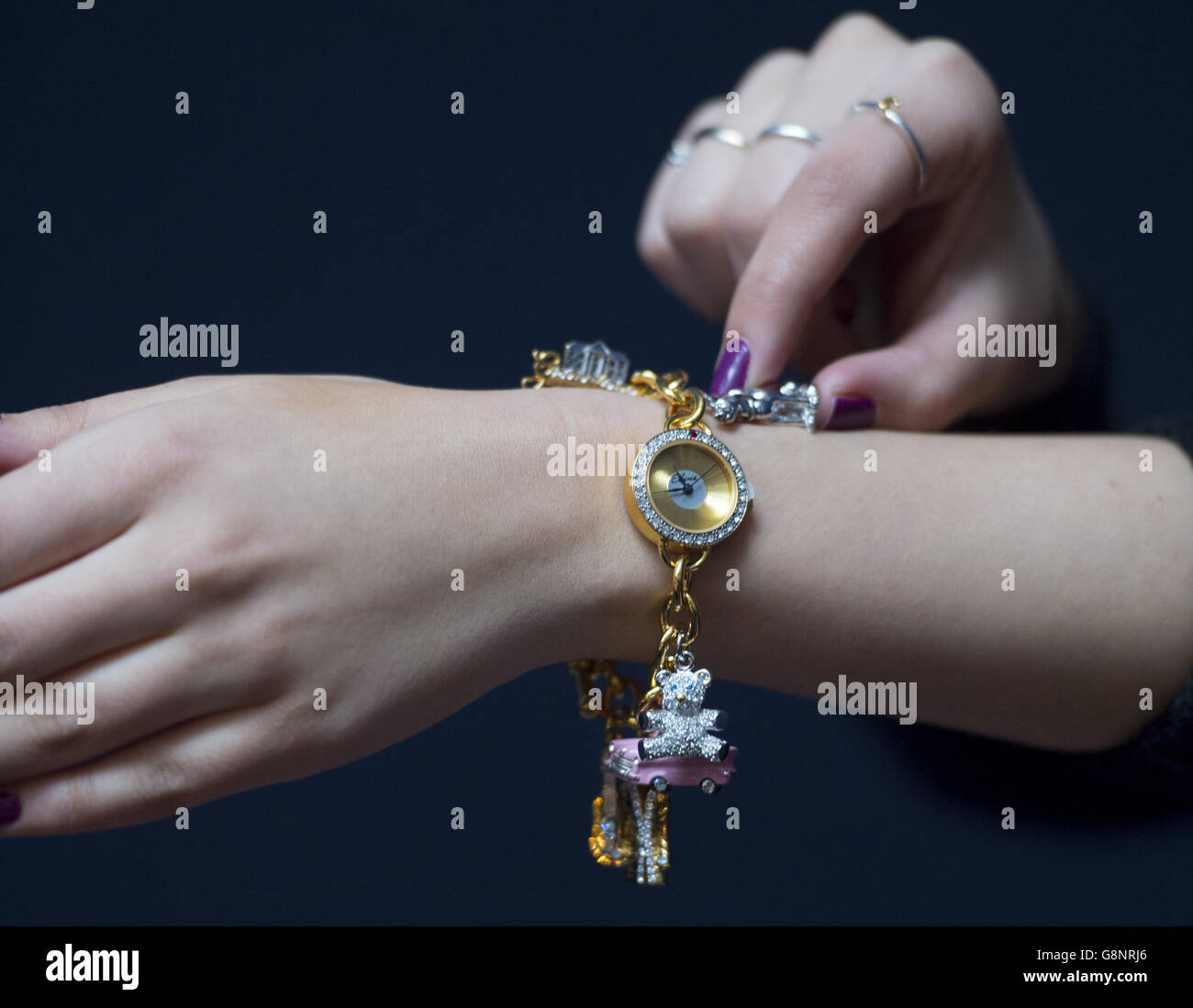 Ein Mitarbeiter von Sotheby's trägt eine Elvis-Uhr, die während des bevorstehenden Verkaufs von Deborah, Duchess of Devonshire, The Last of the Mitford Sisters versteigert wird. Stockfoto Ein Mitarbeiter von Sotheby's trägt eine Elvis-Uhr, die während des bevorstehenden Verkaufs von Deborah, Duchess of Devonshire, The Last of the Mitford Sisters versteigert wird. Stockfoto