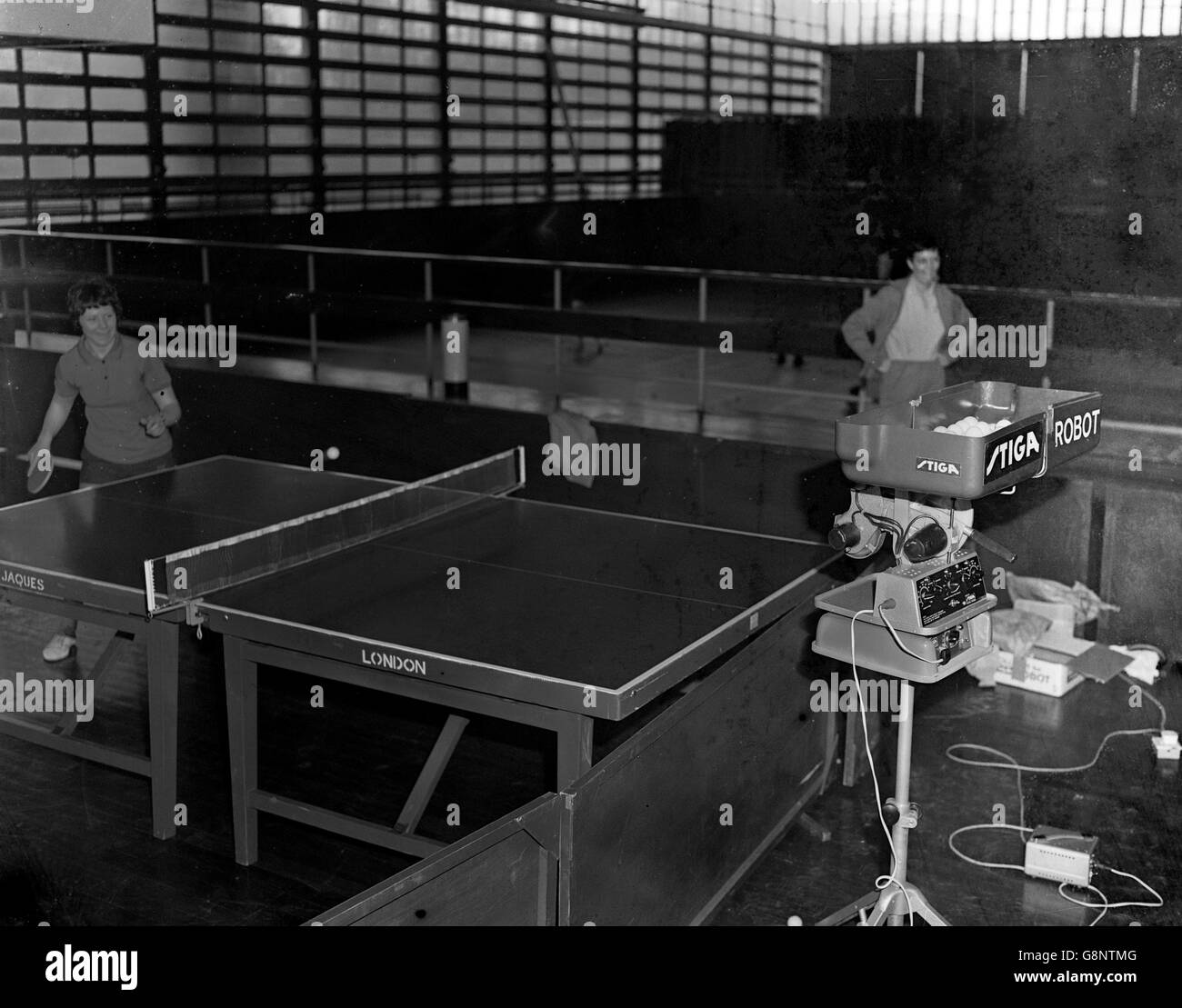 Im Rahmen des Trainings für das englische Tischtennisteam, das sich zwischen dem 13. Und 20. April 1966 auf die Europameisterschaft in Wembley vorbereitet, wird ein Robotertrainer eingesetzt. Stockfoto