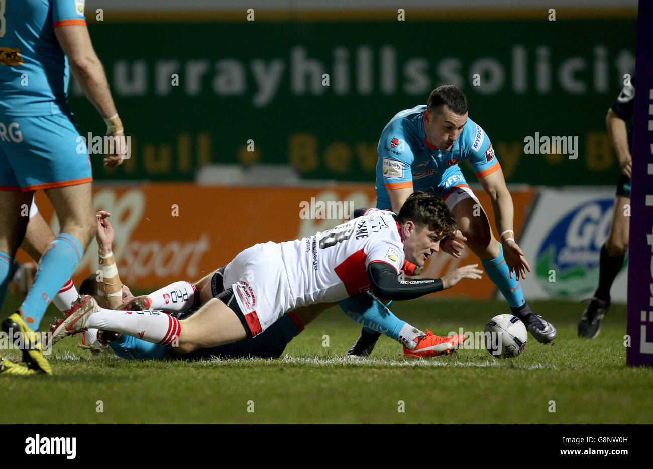 Ben Cockayane von Hull KR erzielt beim ersten Spiel der Utility Super League im KC LightStream Stadium, Hull, den ersten Versuch seiner Seite. Stockfoto