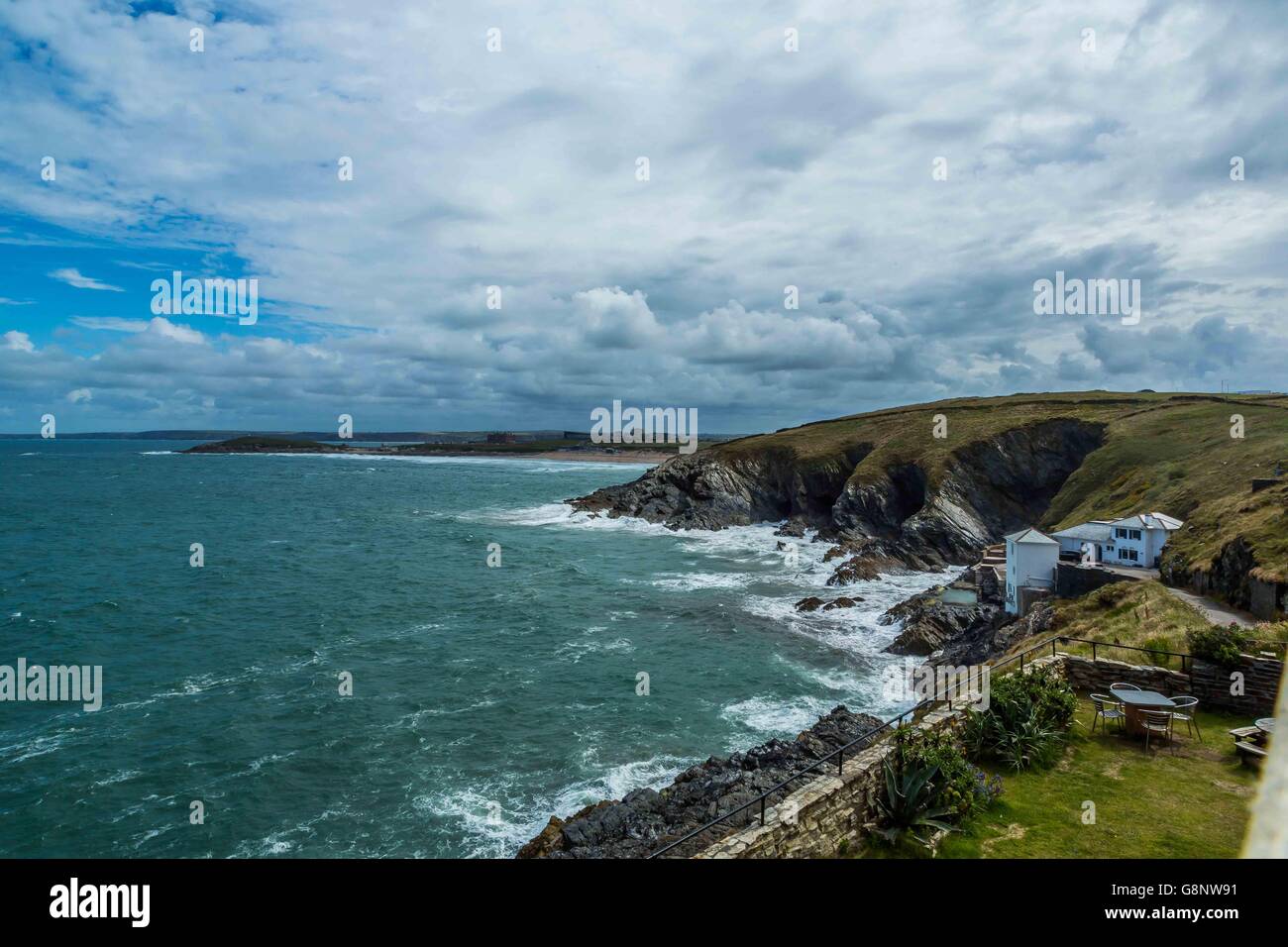 West Pentire Wellen und dem blauen Meer Ozean der Küste Cornwall UK Stockfoto
