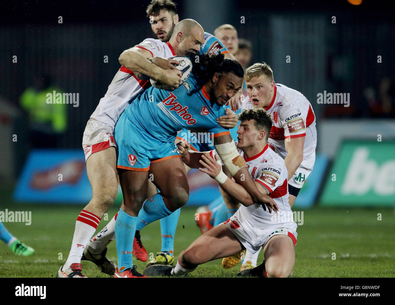 St. Helens' Atelea Vea kann sich während des ersten Spiels der Utility Super League im KC LightStream Stadium, Hull, durch die Verteidigung von Hull KR stärken. DRÜCKEN SIE VERBANDSFOTO. Bilddatum: Freitag, 26. Februar 2016. Siehe PA Story RUGBYL Hull. Das Foto sollte lauten: Richard Sellers/PA Wire. EINSCHRÄNKUNGEN: Nur für redaktionelle Zwecke. Keine kommerzielle Nutzung. Keine falsche kommerzielle Vereinigung. Keine Videoemulation. Keine Bildbearbeitung. Stockfoto