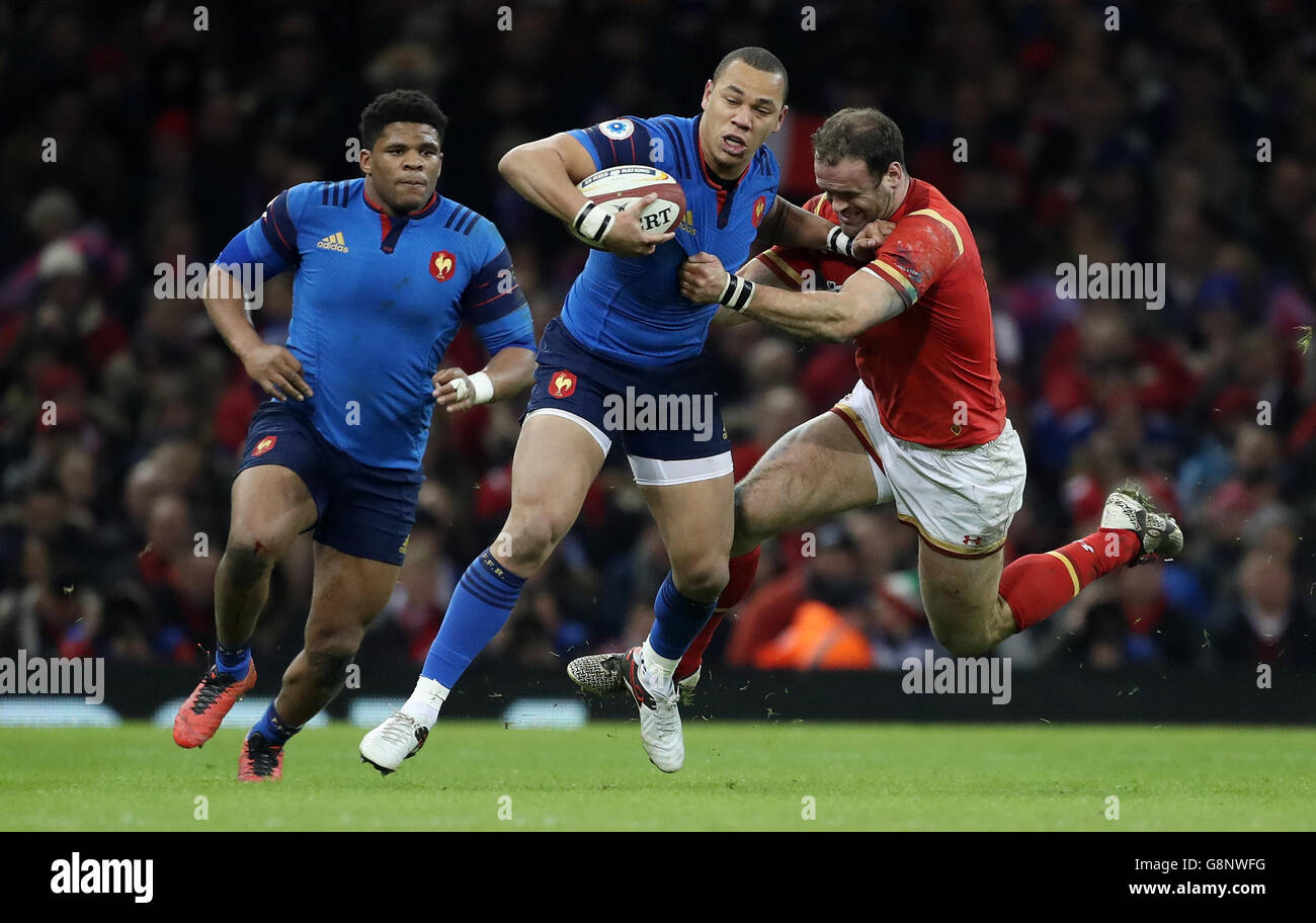 Der französische Gael Fickou wird von Wales Jamie Roberts während des RBS Six Nations-Spiels 2016 im Fürstentum Stadium in Cardiff angegangen. Stockfoto