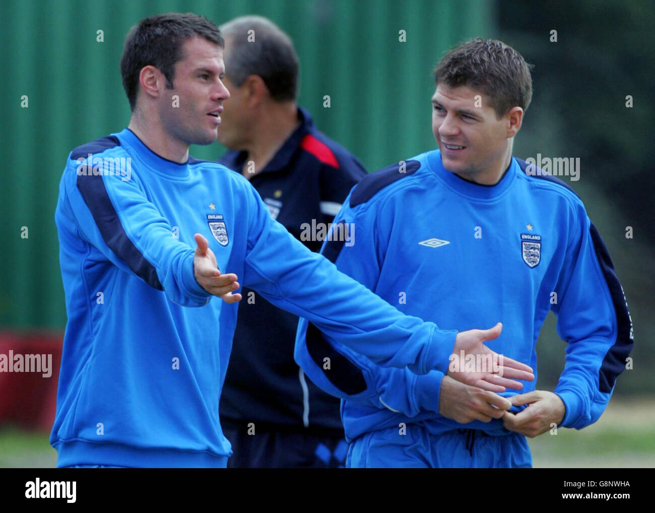 Englands Jamie Carragher (L) spricht mit Steven Gerrard während einer Trainingseinheit in London Colney, London, Montag, 5. September 2005. England steht Nordirland für die WM-Qualifikation am Mittwoch in Belfast gegenüber. DRÜCKEN SIE VERBANDSFOTO. Das Foto sollte lauten: Nick Potts/PA. Stockfoto