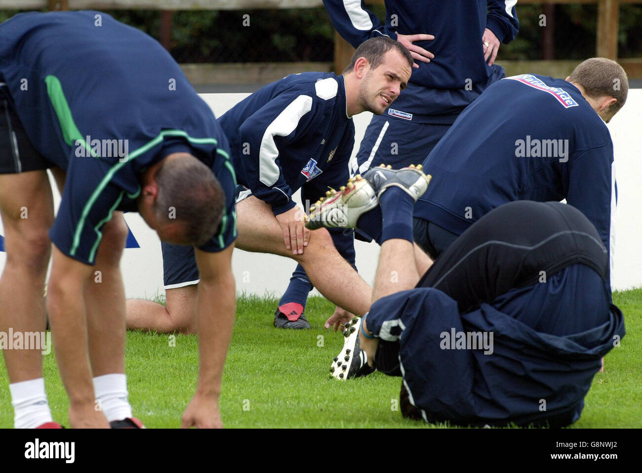 Der nordirische David Healy (C) dehnt sich während einer Trainingseinheit in Belfast am Montag, den 5. September 2005. Nordirland wird am Mittwoch in einer WM-Qualifikation England spielen. DRÜCKEN SIE VERBANDSFOTO. Bildnachweis sollte lauten: Paul Faith/PA. Stockfoto