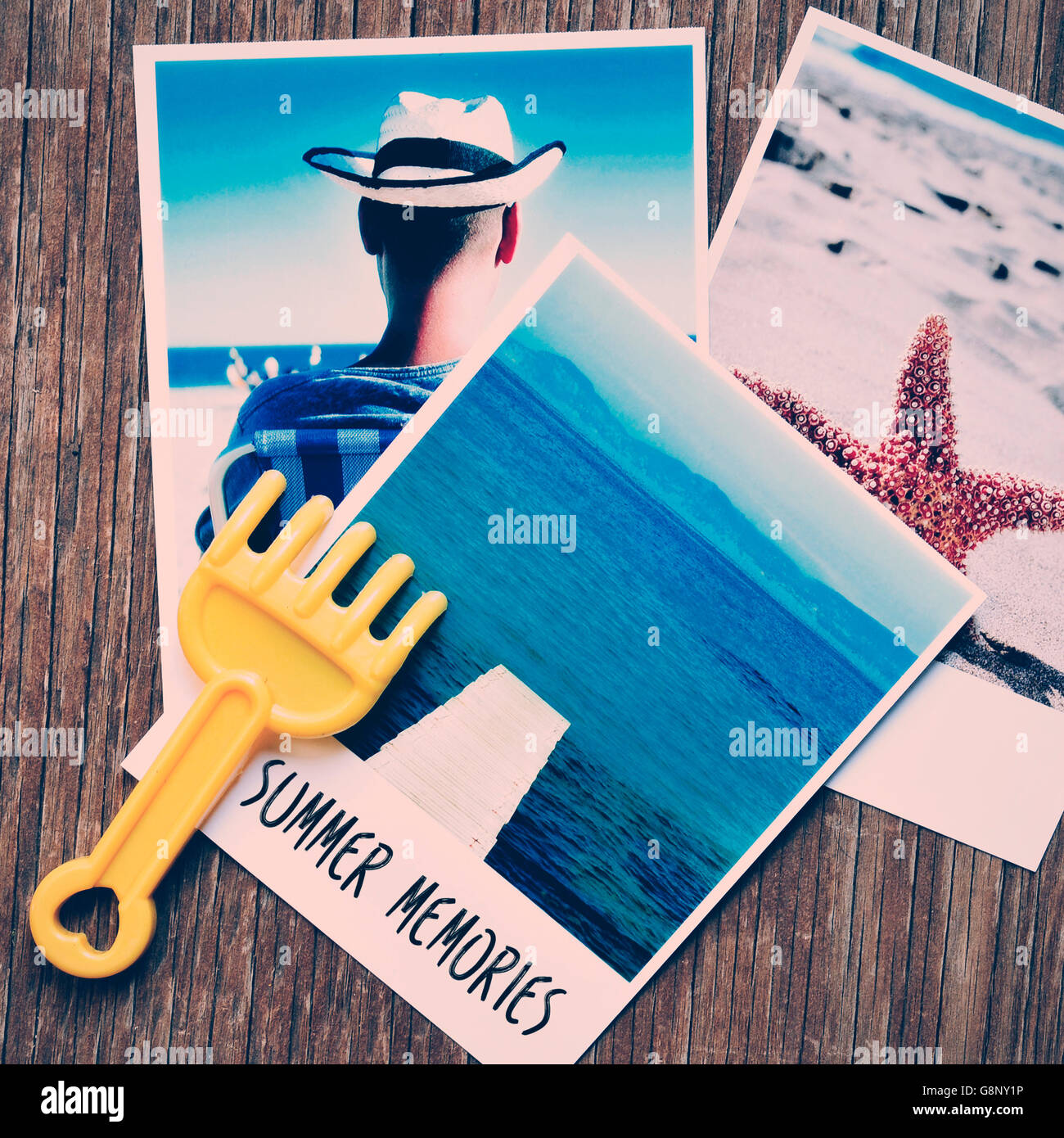 High-Angle Shot Spielzeug Schaufel und einige Schnappschüsse von der Strand und das Meer von mir, einer von ihnen mit dem Text Sommer mir genommen Stockfoto