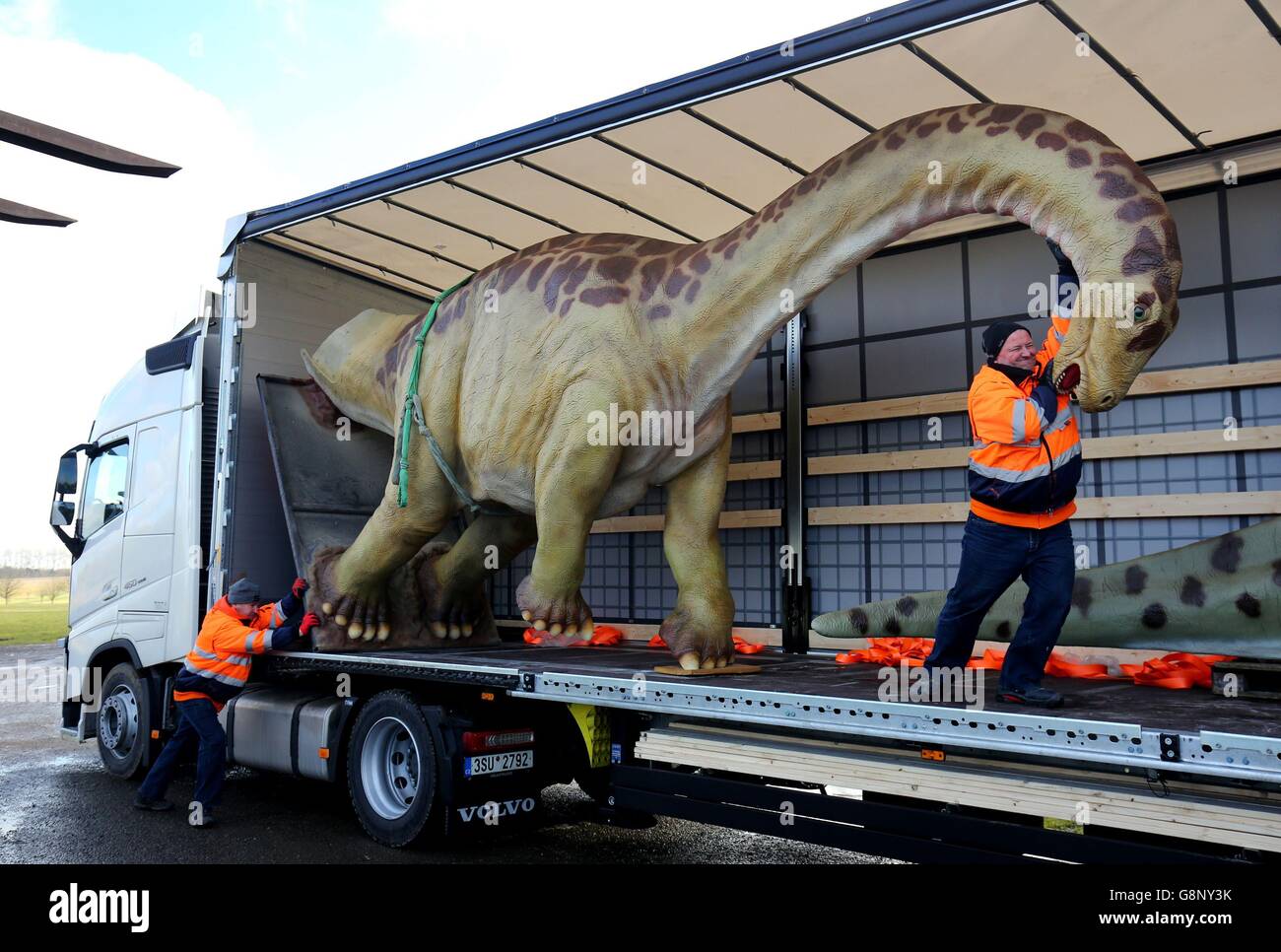 Im Port Lympne Wild Animal Park in der Nähe von Ashford, Kent, wird ein Lastwagen mit Dinosauriern entladen, da die letzte Sendung aus Deutschland kommt und als Dauerausstellung mit 103 anatomisch korrekten Dinosauriernachbildungen in den Park gestellt wird, die dieses Ostern eröffnen. Stockfoto