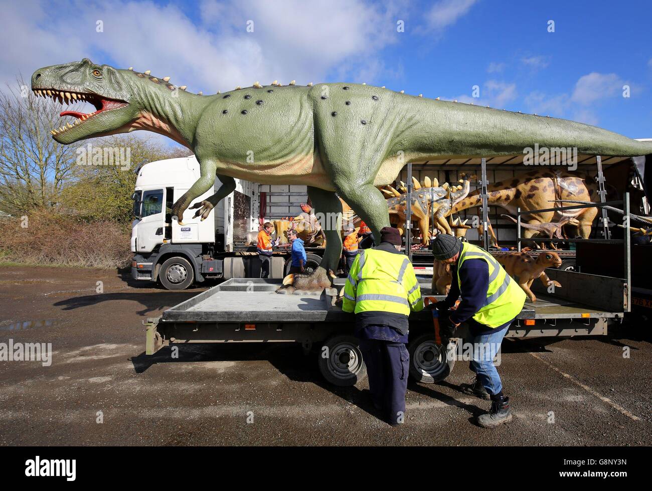 Im Port Lympne Wild Animal Park in der Nähe von Ashford, Kent, wird ein Lastwagen mit Dinosauriern entladen, da die letzte Sendung aus Deutschland kommt und als Dauerausstellung mit 103 anatomisch korrekten Dinosauriernachbildungen in den Park gestellt wird, die dieses Ostern eröffnen. Stockfoto