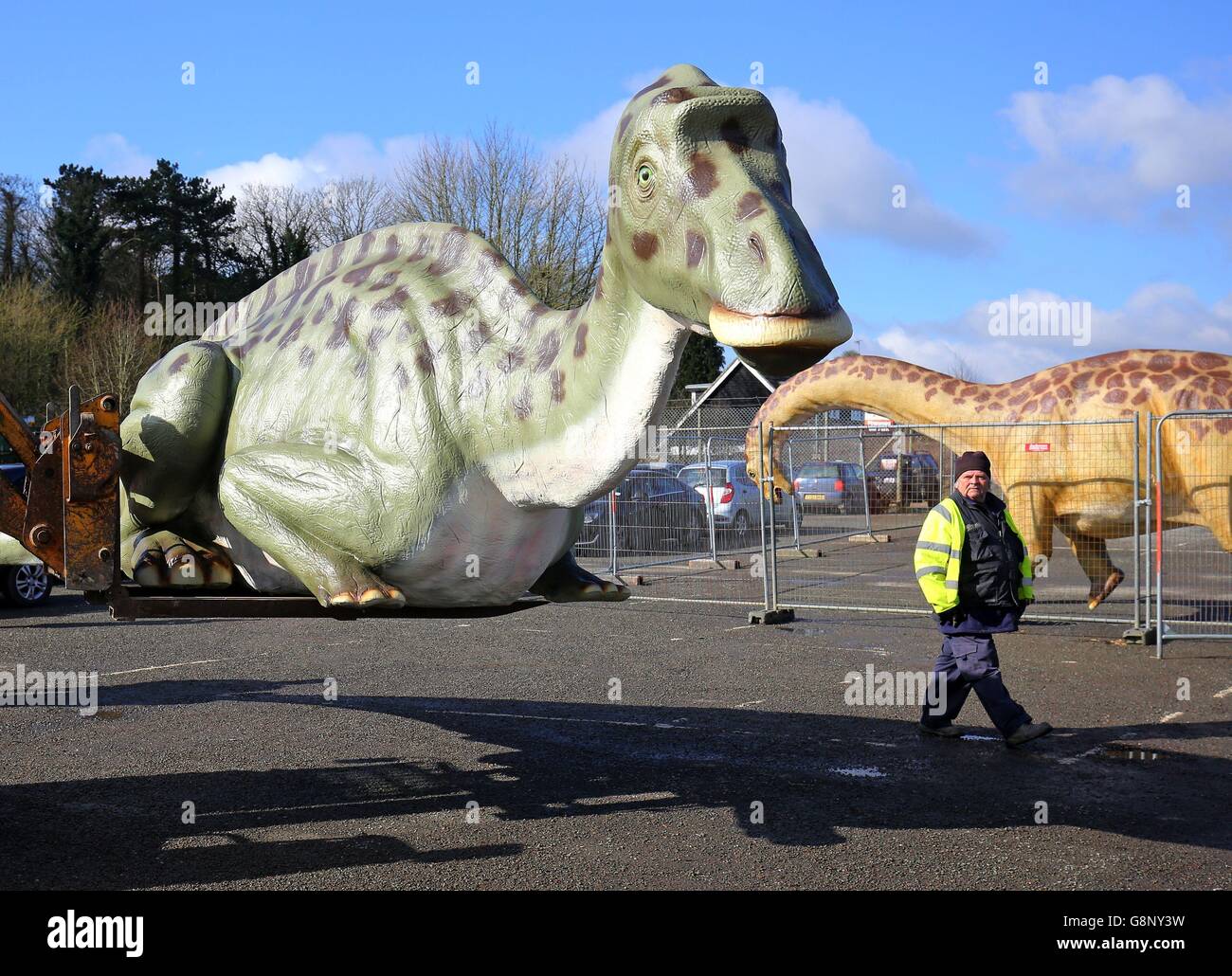 Im Port Lympne Wild Animal Park in der Nähe von Ashford, Kent, wird ein Lastwagen mit Dinosauriern entladen, da die letzte Sendung aus Deutschland kommt und als Dauerausstellung mit 103 anatomisch korrekten Dinosauriernachbildungen in den Park gestellt wird, die dieses Ostern eröffnen. Stockfoto
