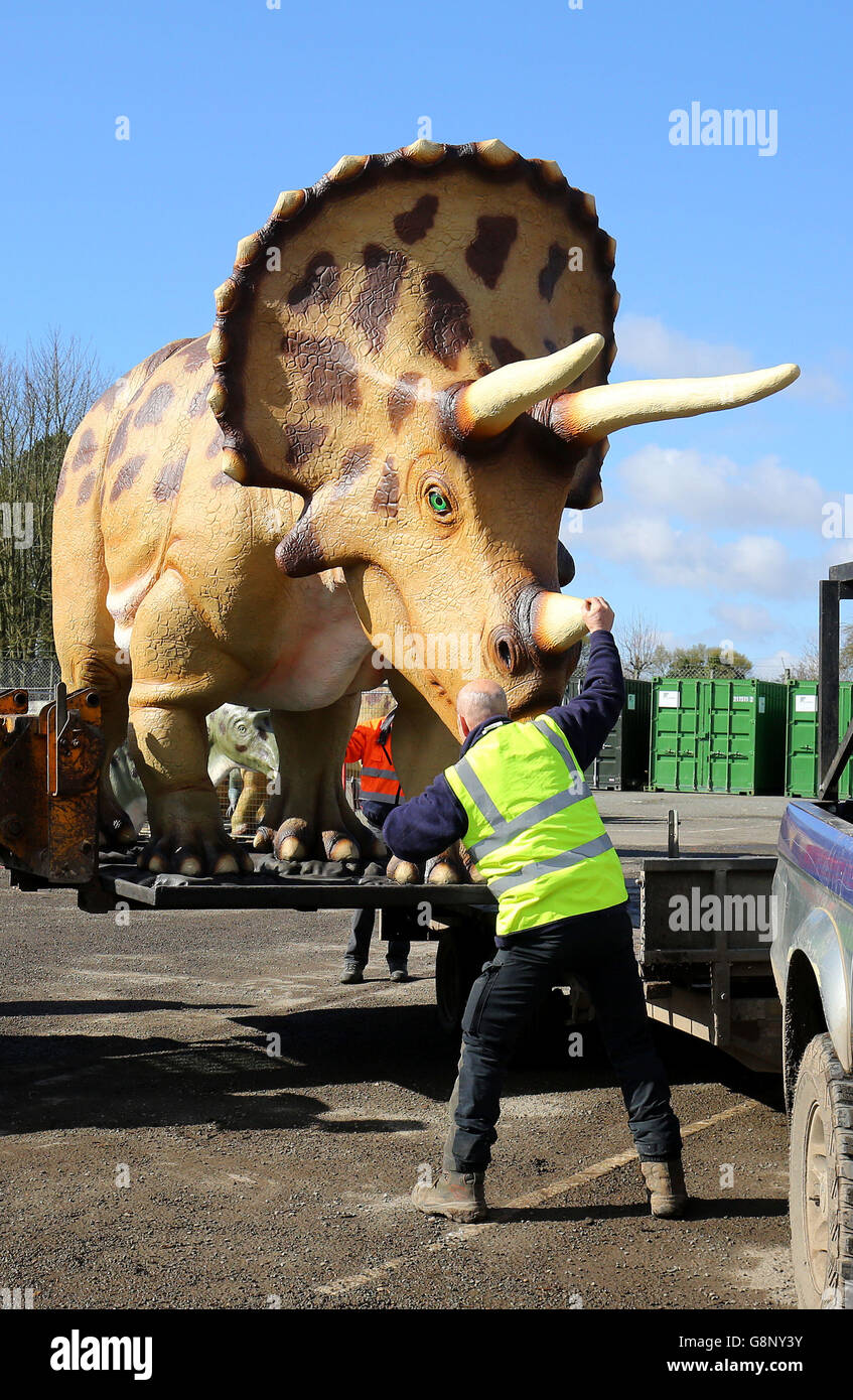 Im Port Lympne Wild Animal Park in der Nähe von Ashford, Kent, wird ein Lastwagen mit Dinosauriern entladen, da die letzte Sendung aus Deutschland kommt und als Dauerausstellung mit 103 anatomisch korrekten Dinosauriernachbildungen in den Park gestellt wird, die dieses Ostern eröffnen. Stockfoto