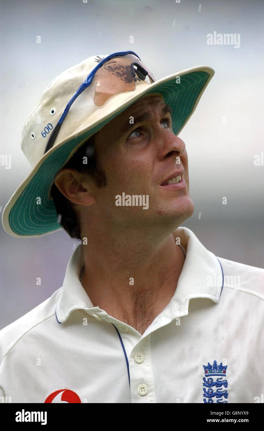 England Kapitän Michael Vaughan wirft seine Augen nach oben, während Regen unterbricht Spiel am dritten Tag des fünften npower Test Spiel gegen Australien im Brit Oval, London, Samstag, 10. September 2005. DRÜCKEN Sie VERBANDSFOTO. Bildnachweis sollte lauten: Chris Young/PA. Stockfoto