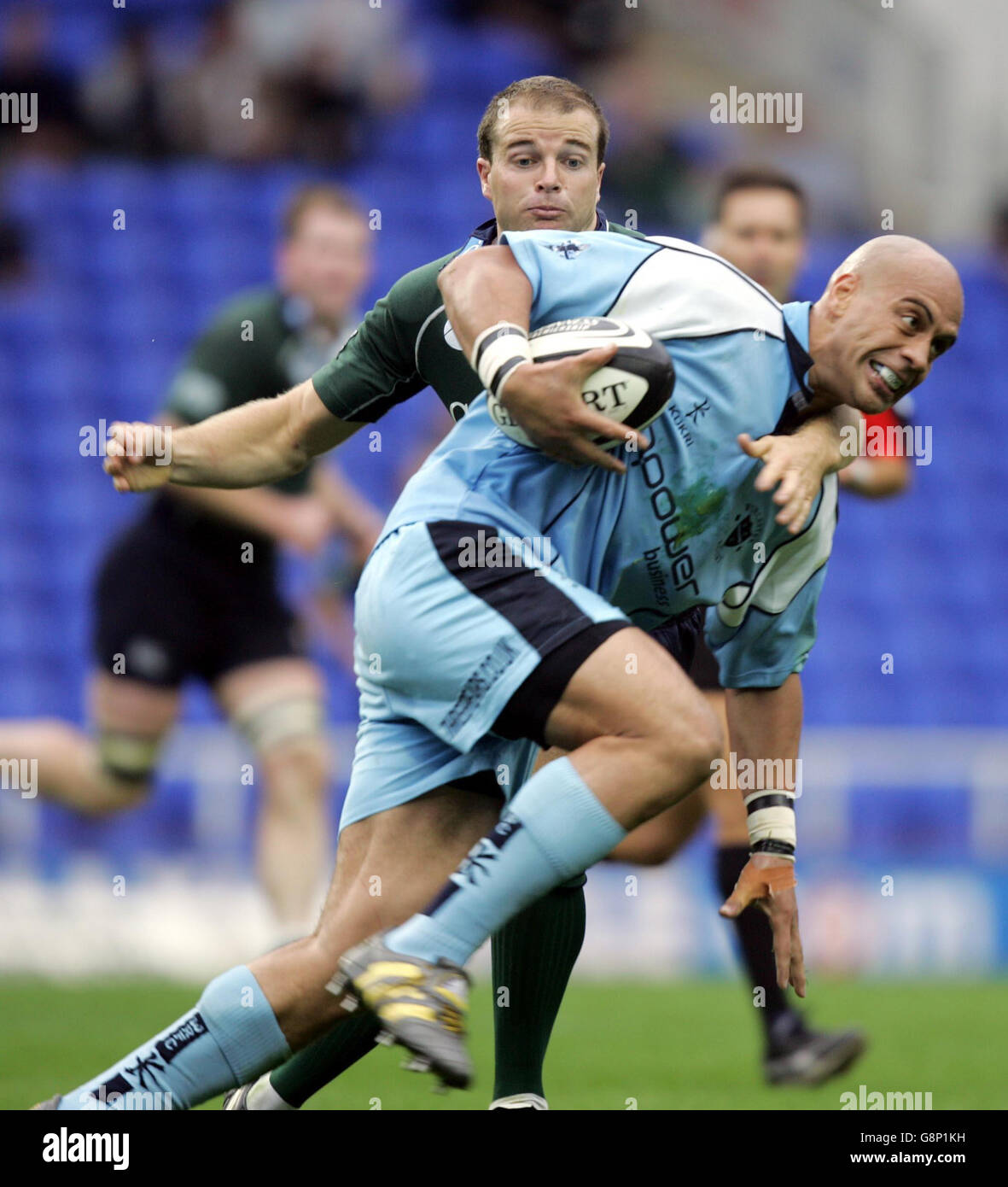 Worcester's Dale Rasmussen wird vom Londoner Iren Rodd Penney während des Guinness Premiership Spiels im Madejski Stadium, Reading, Sonntag, 11. September 2005, angegangen. DRÜCKEN SIE VERBANDSFOTO. Bildnachweis sollte lauten: David Davies/PA. Stockfoto