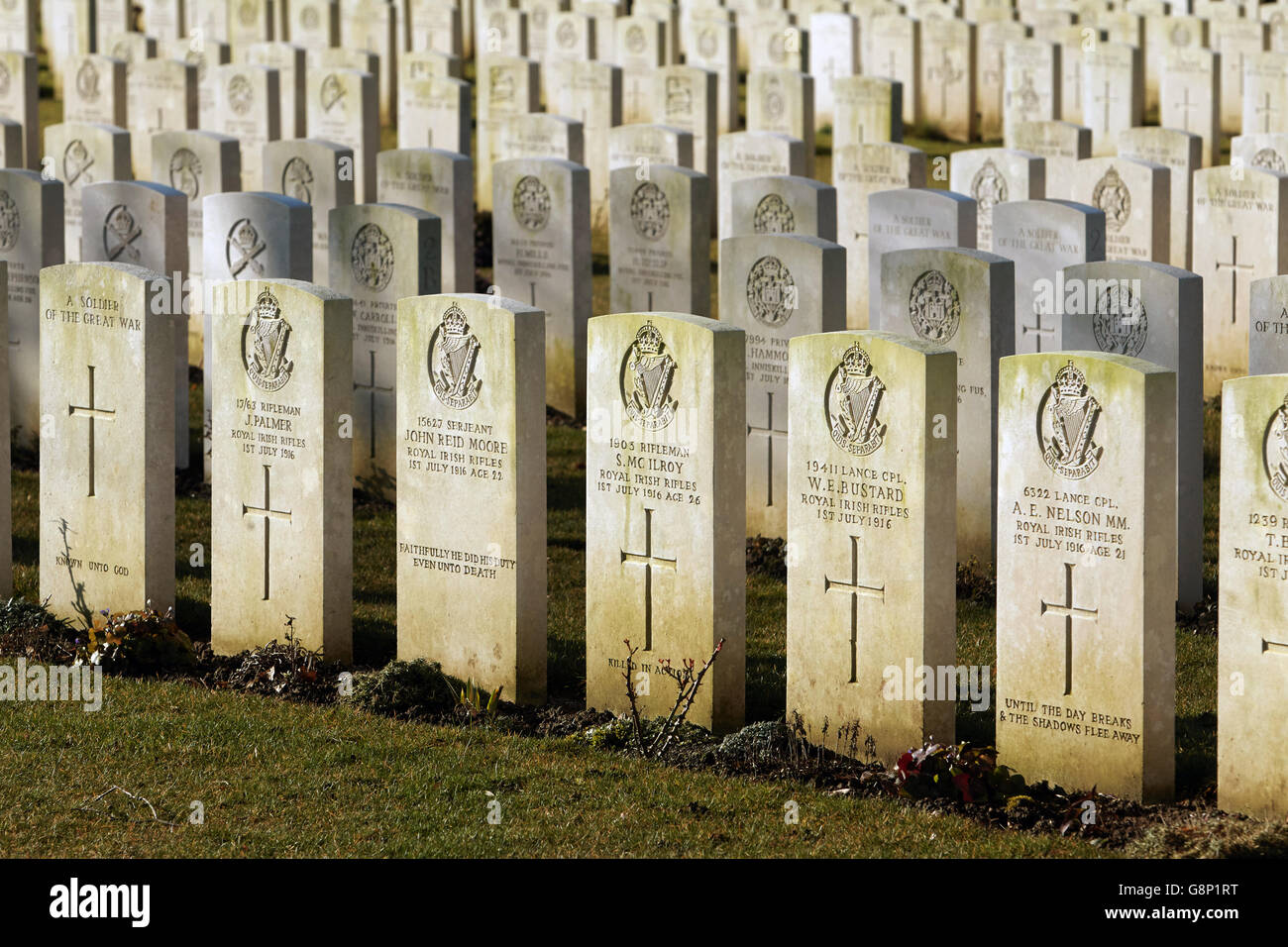 Gräber britischer Soldaten, die im Ersten Weltkrieg an der Somme kämpften, die auf dem Connaught Friedhof in der Nähe des Thiepval Memorial to the Missing of the Somme in Nordfrankreich begraben sind. Stockfoto