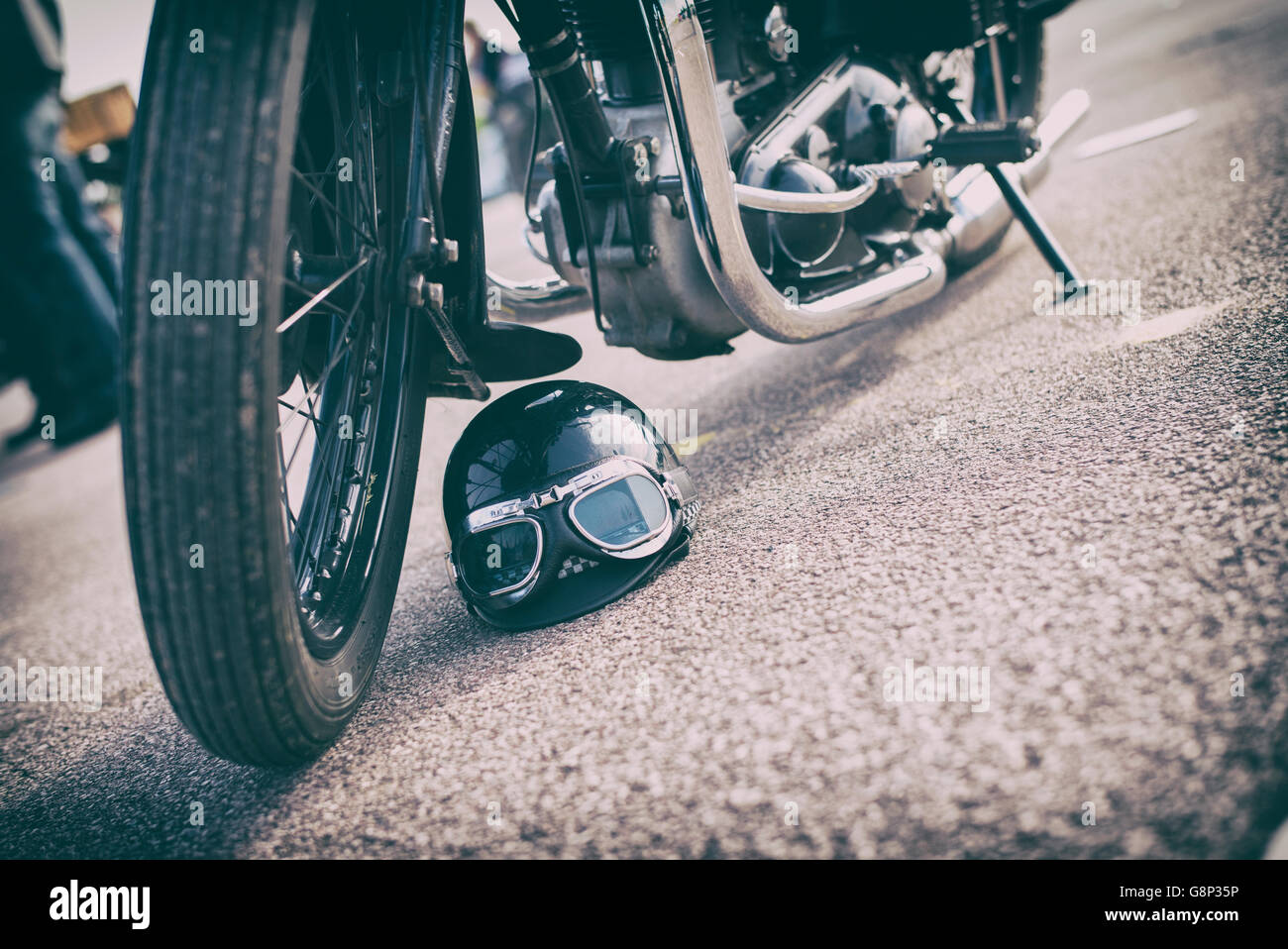 Helm und Brille neben einem Oldtimer Sunbeam Motorrad bei The VMCC Banbury Run. Oxfordshire, England. Stockfoto